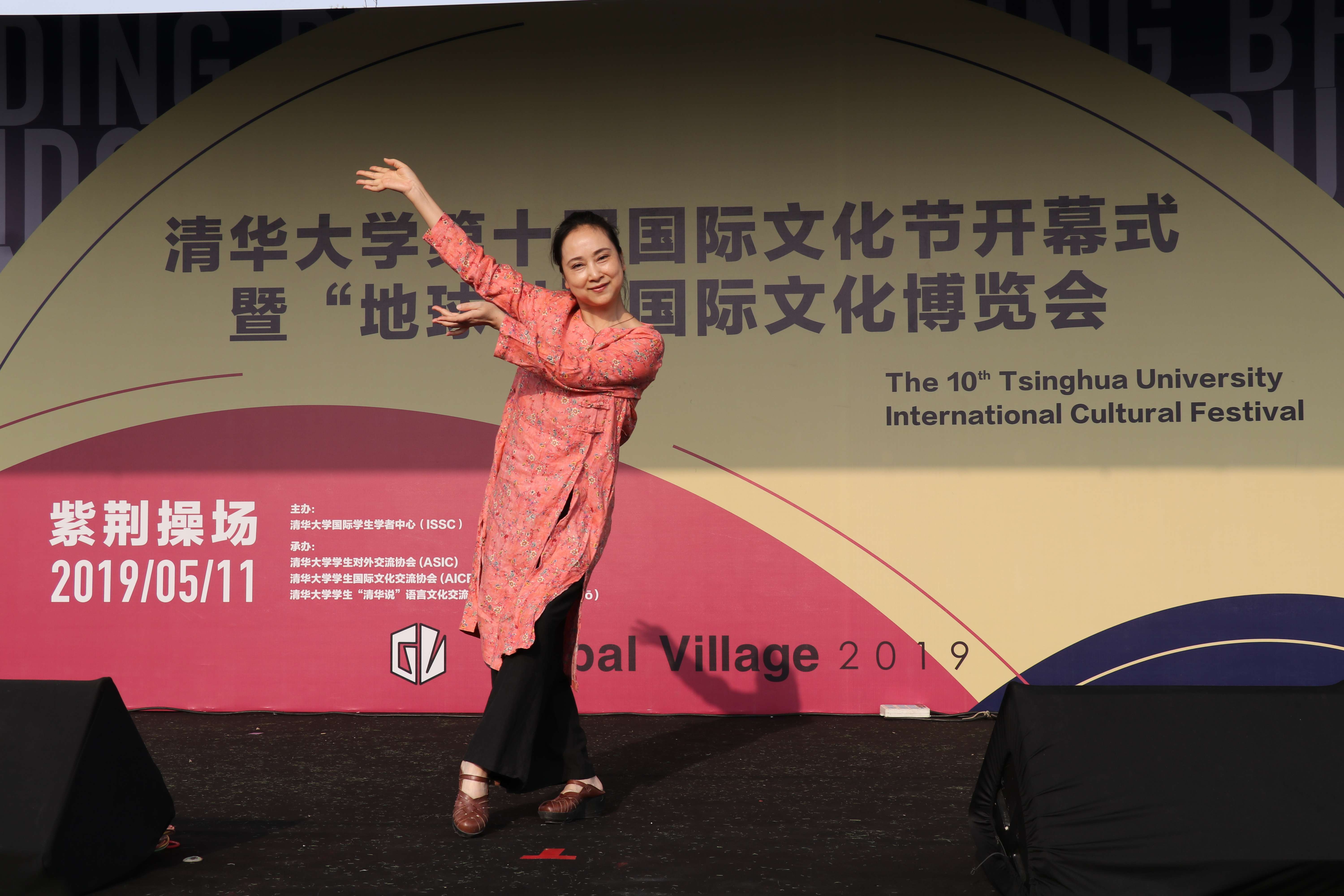 张萍在清华大学紫荆操场起舞舞台 受访者供图.jpg