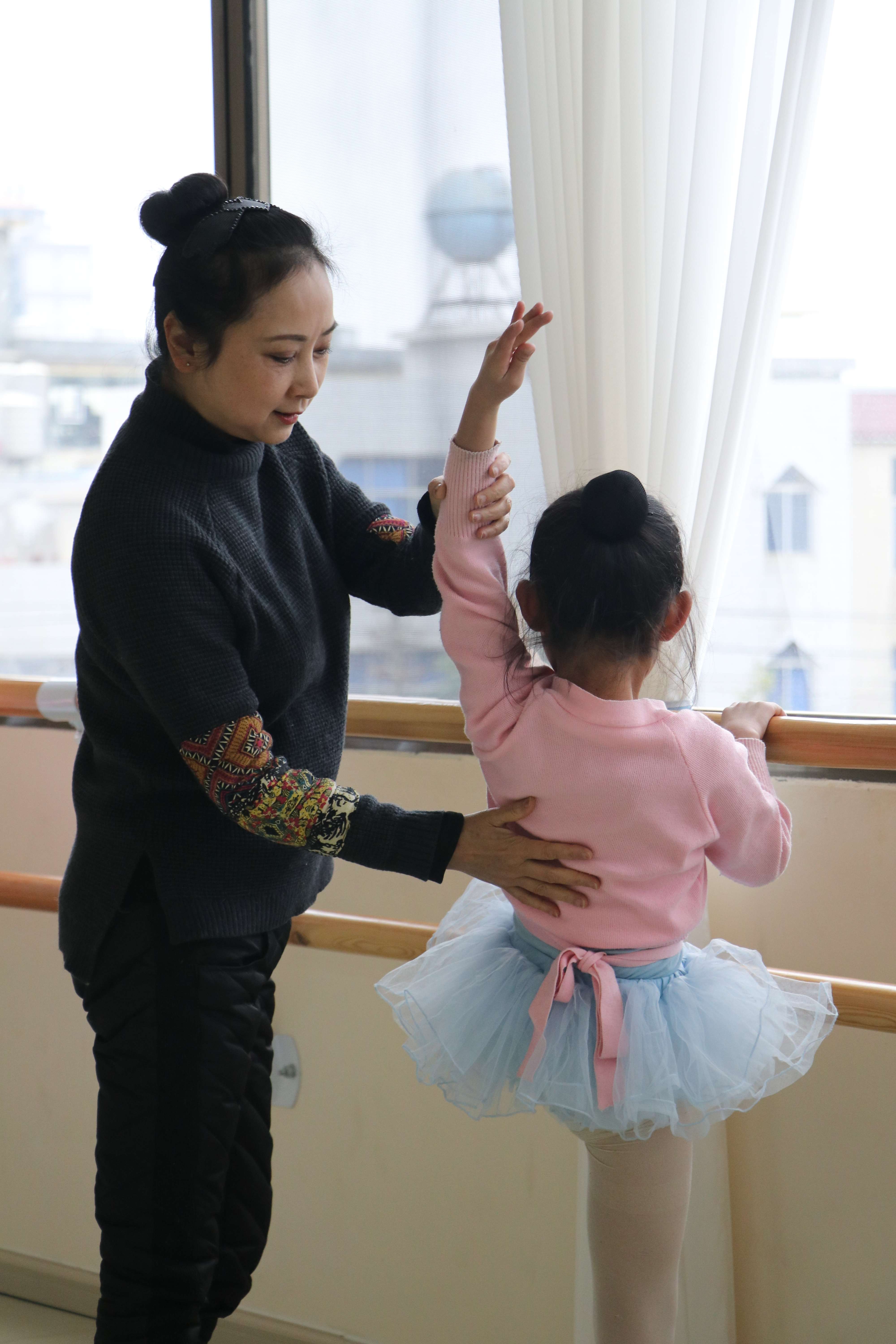 张萍指导“小彩云”舞蹈动作 受访者供图.jpg