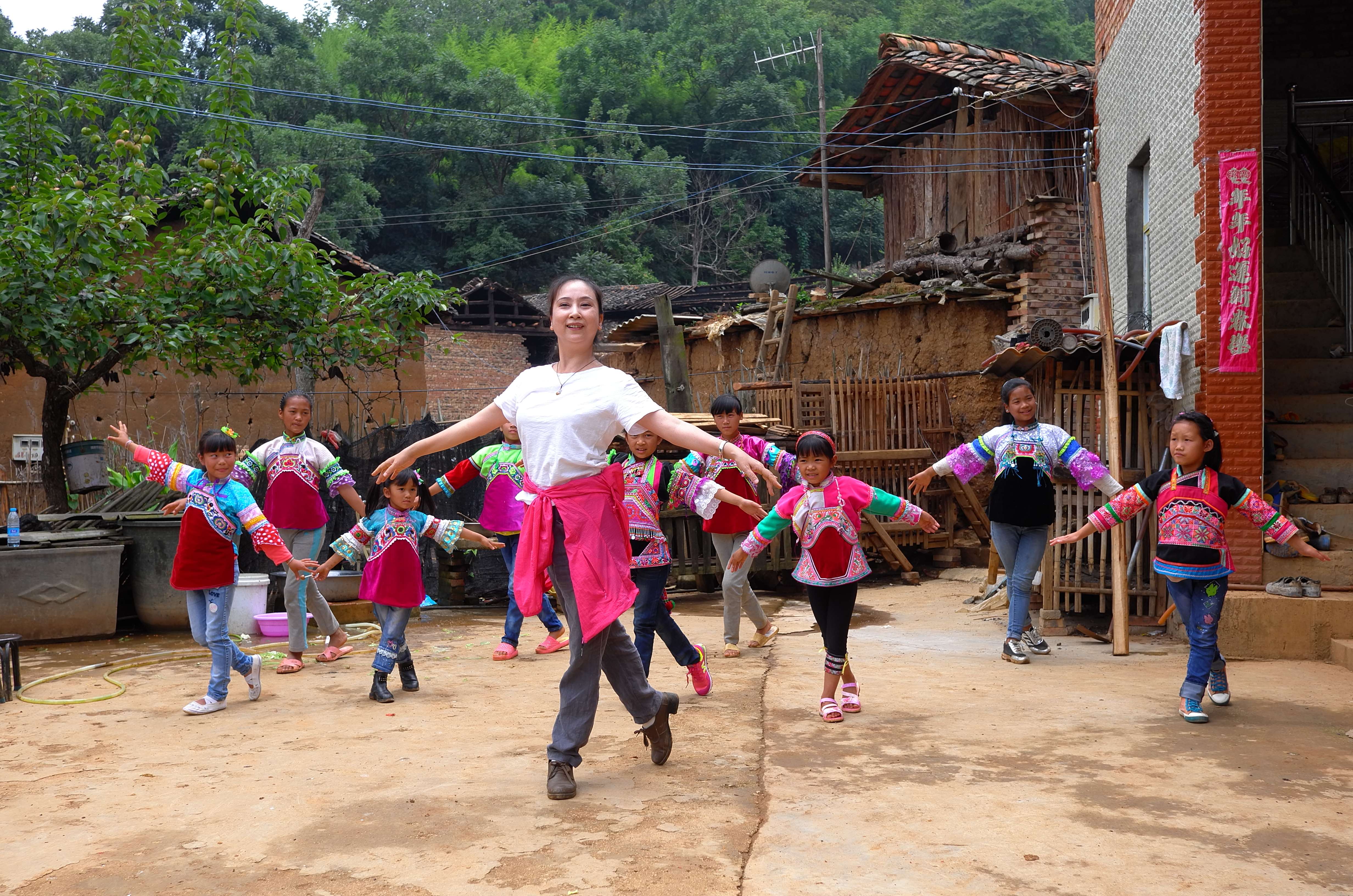 帐篷在那夺村教孩子们跳舞 受访者供图.jpg