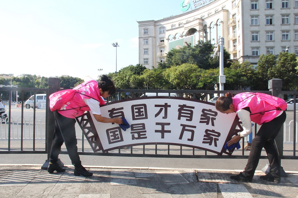 文明蒙自 善美之城|红马甲映“银发” “美嬢嬢”显担当