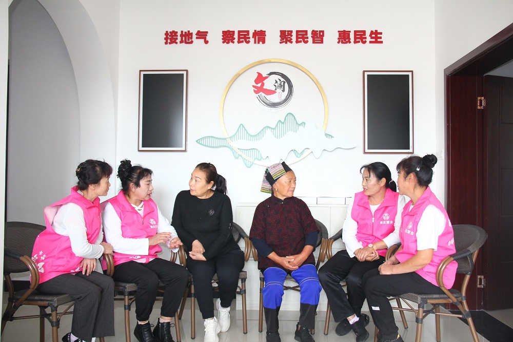 文明蒙自 善美之城|红马甲映“银发” “美嬢嬢”显担当