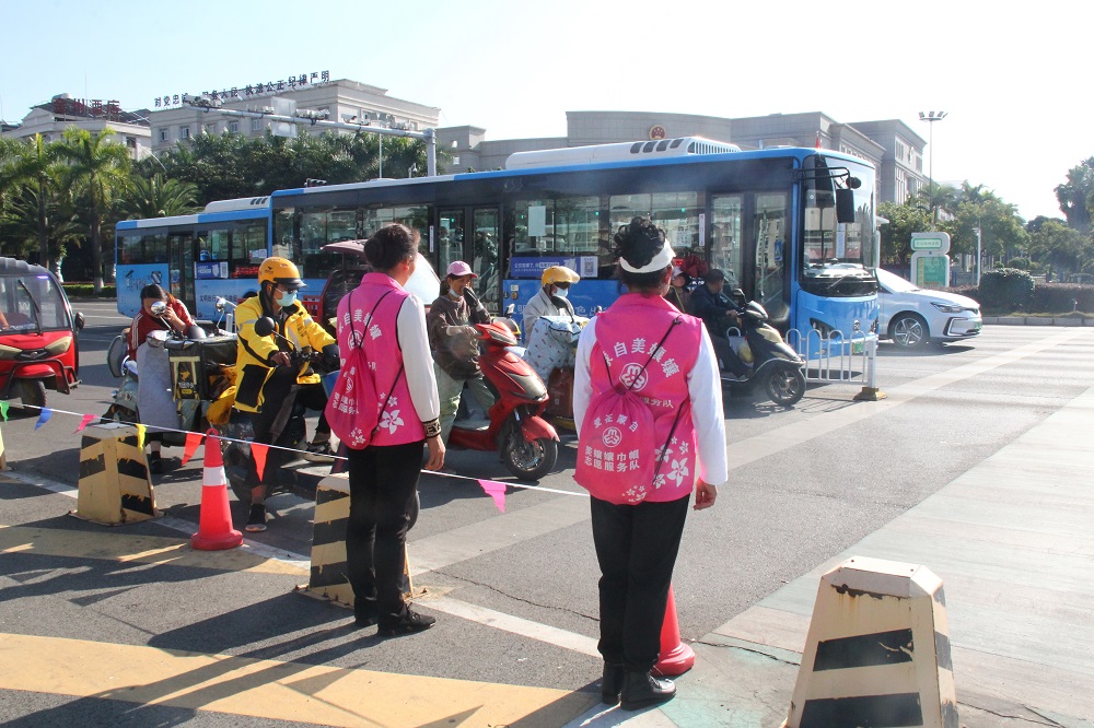 文明蒙自 善美之城|红马甲映“银发” “美嬢嬢”显担当