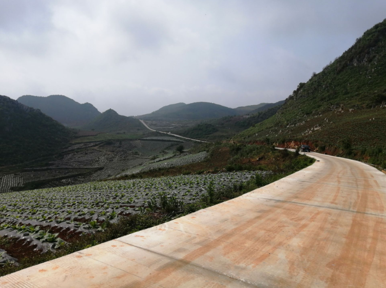 蒙自：建好农村公路 推动城乡一体化3.png