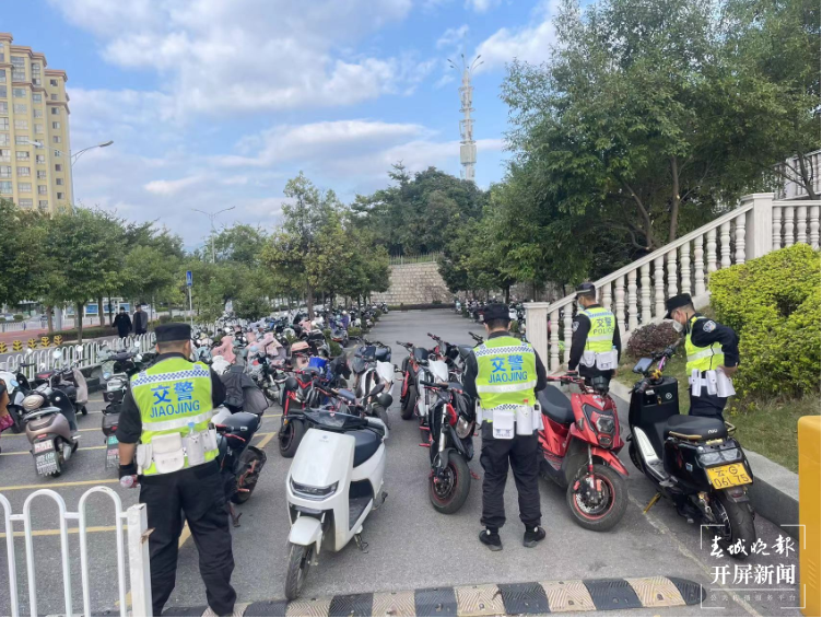 蒙自交警：劝导整治并重 共创共建和谐文明城市3.png