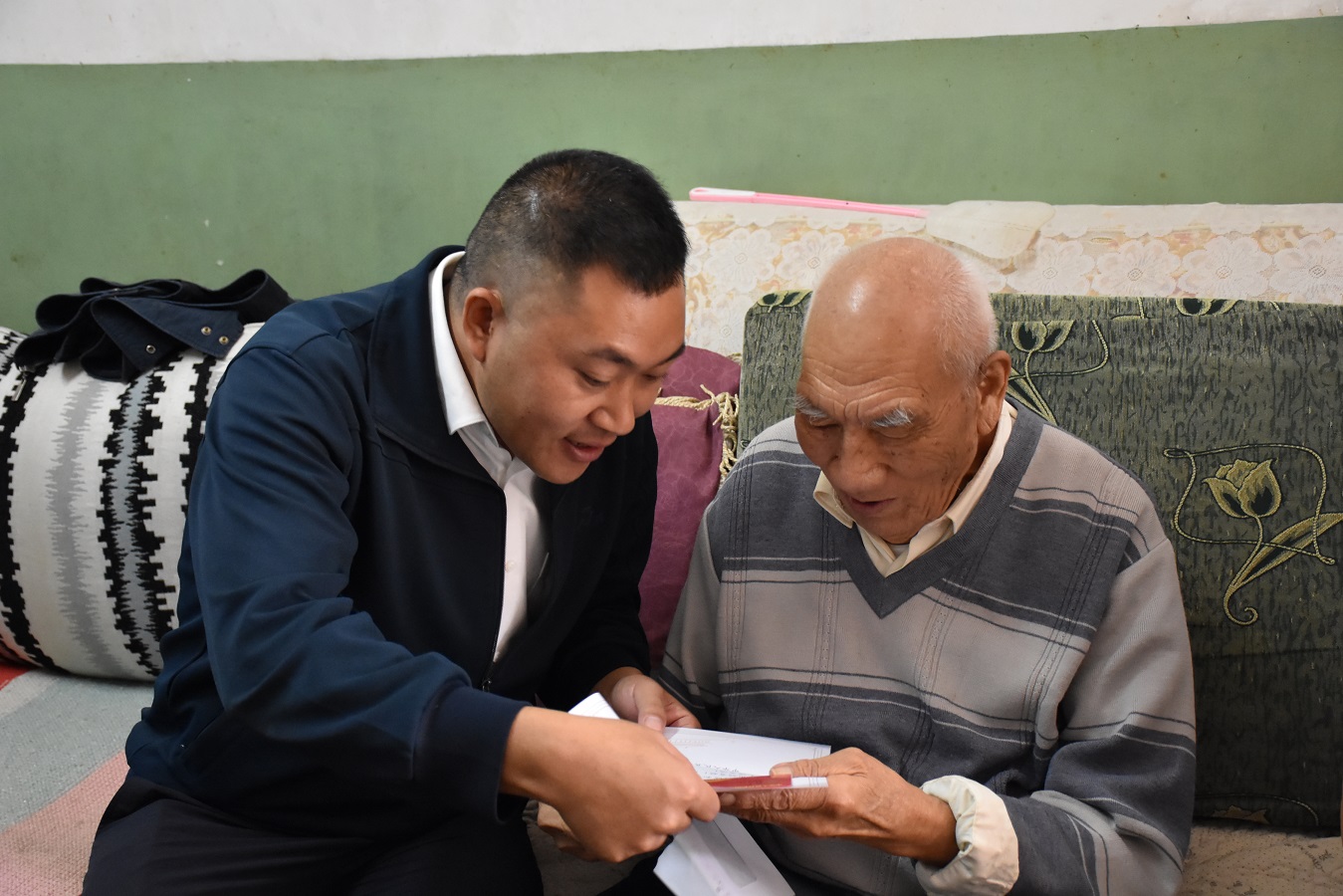 文明开远绽芳华｜开远：上门激活优待证 便民服务暖人心