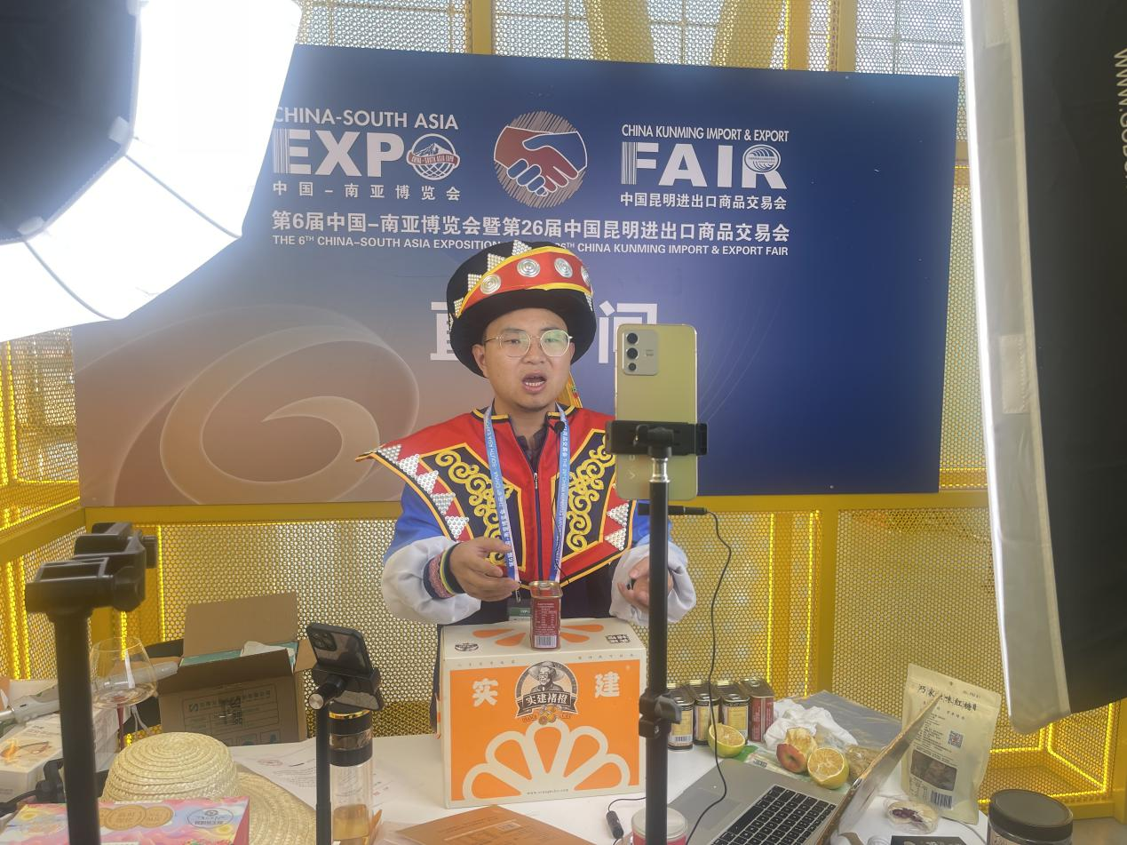 云品出滇携手知名主播“曲靖老村长”