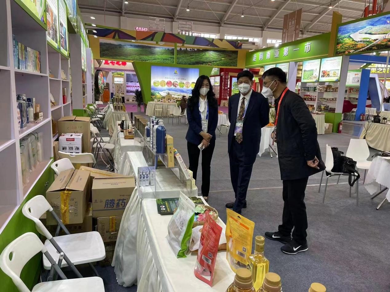 云品出滇携手知名主播“曲靖老村长”