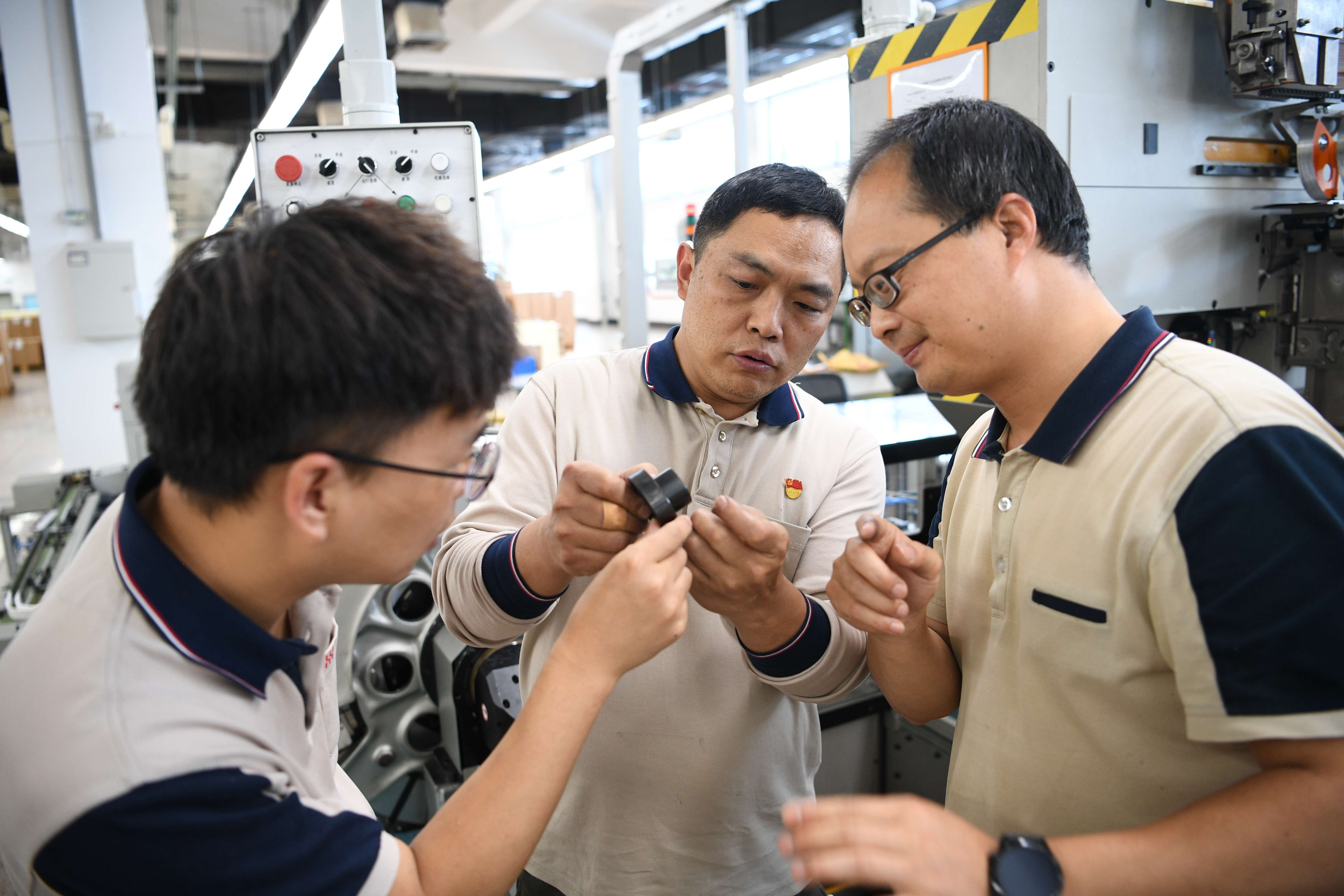 张号与设备科技术人员一起研究零部件的更换与保养.jpg