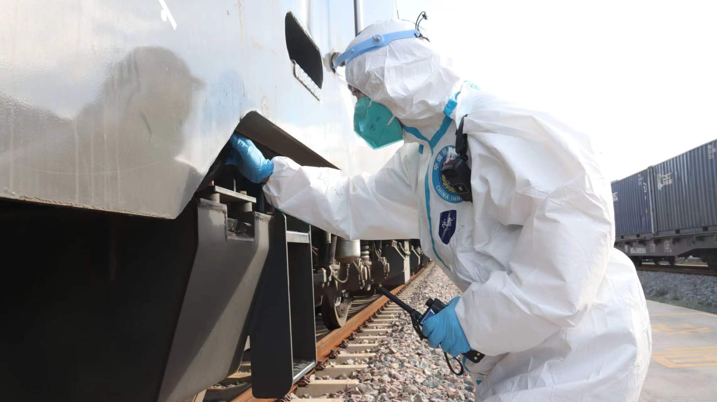 中老铁路首辆全铁路运输水果冷链班列入境(开屏新闻记者 张勇 杨茜 通讯员 钟九生 秦伟 刘双喜 摄)