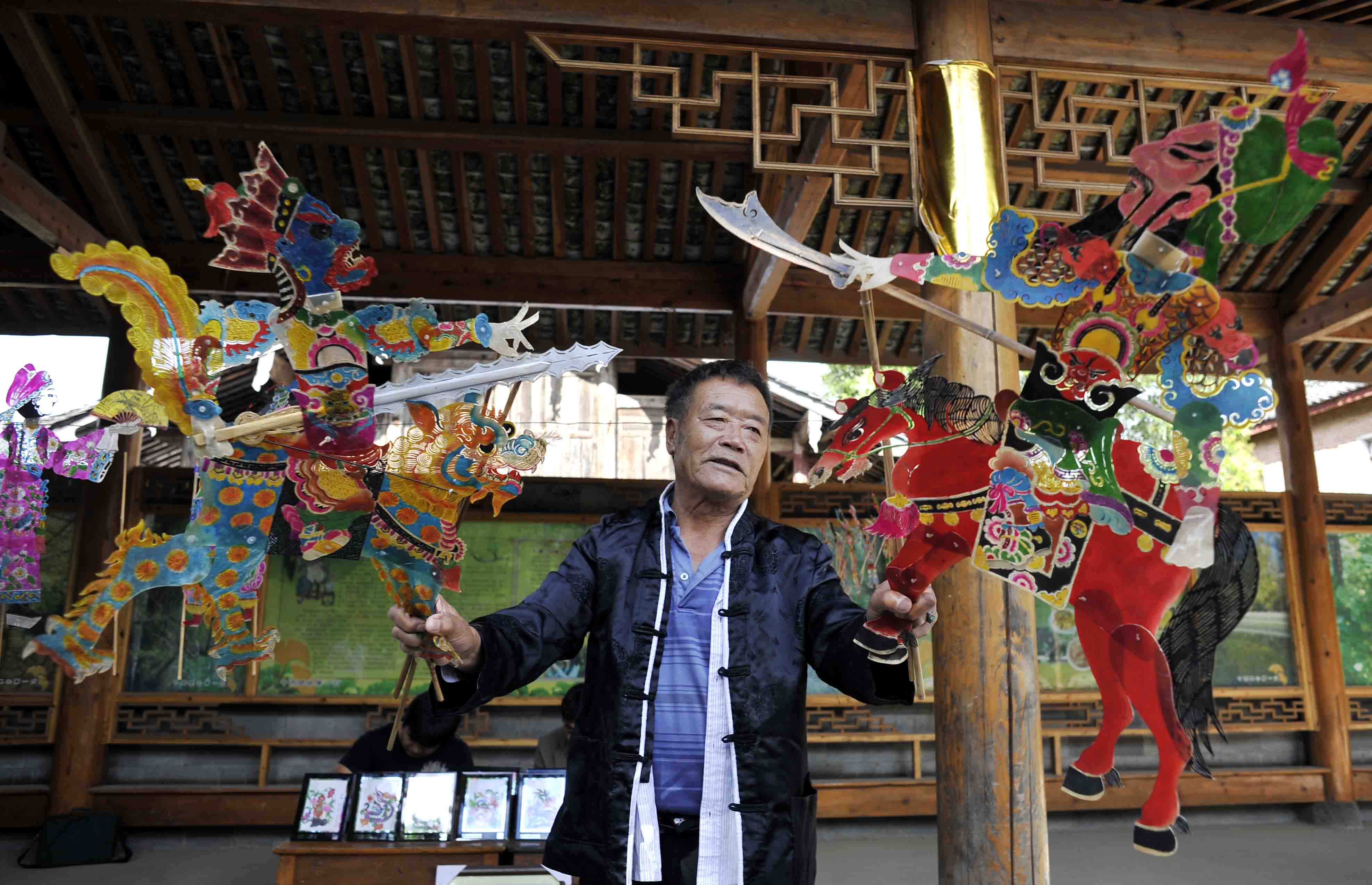 享有盛誉的民间皮影艺术大师刘永周