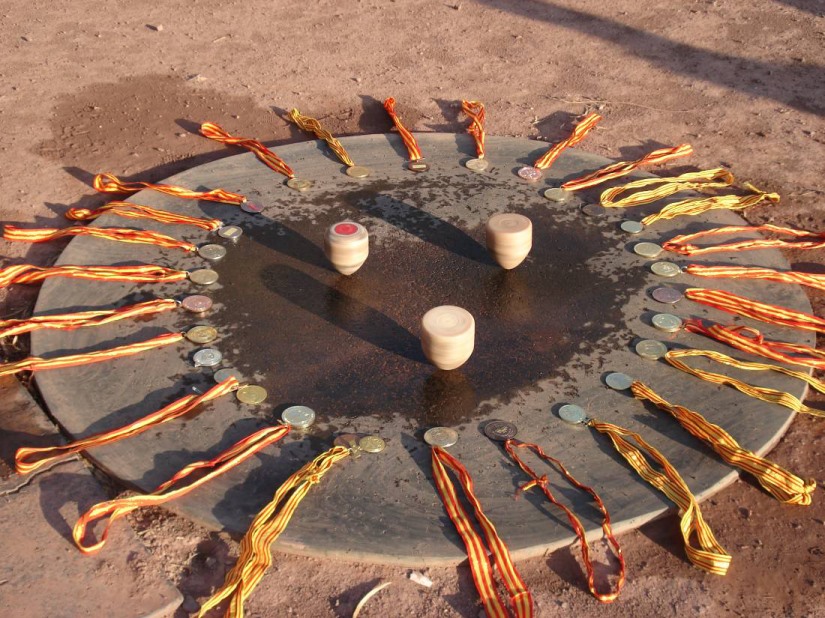 旋转着的陀螺 图片据楚雄州文化馆.jpg