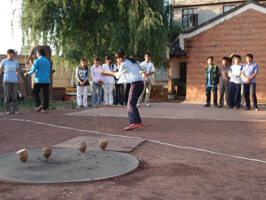 陀螺教学 图片据楚雄州文化馆.jpg