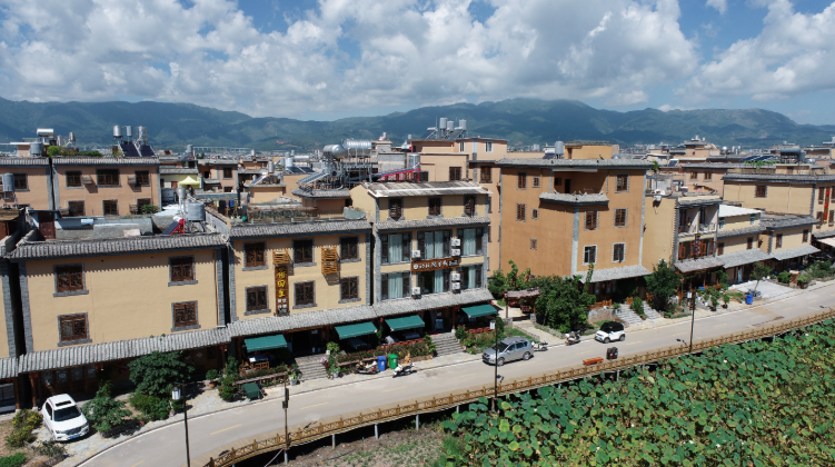 “远眺烟波浩渺 坐拥荷韵连天 ”3.png