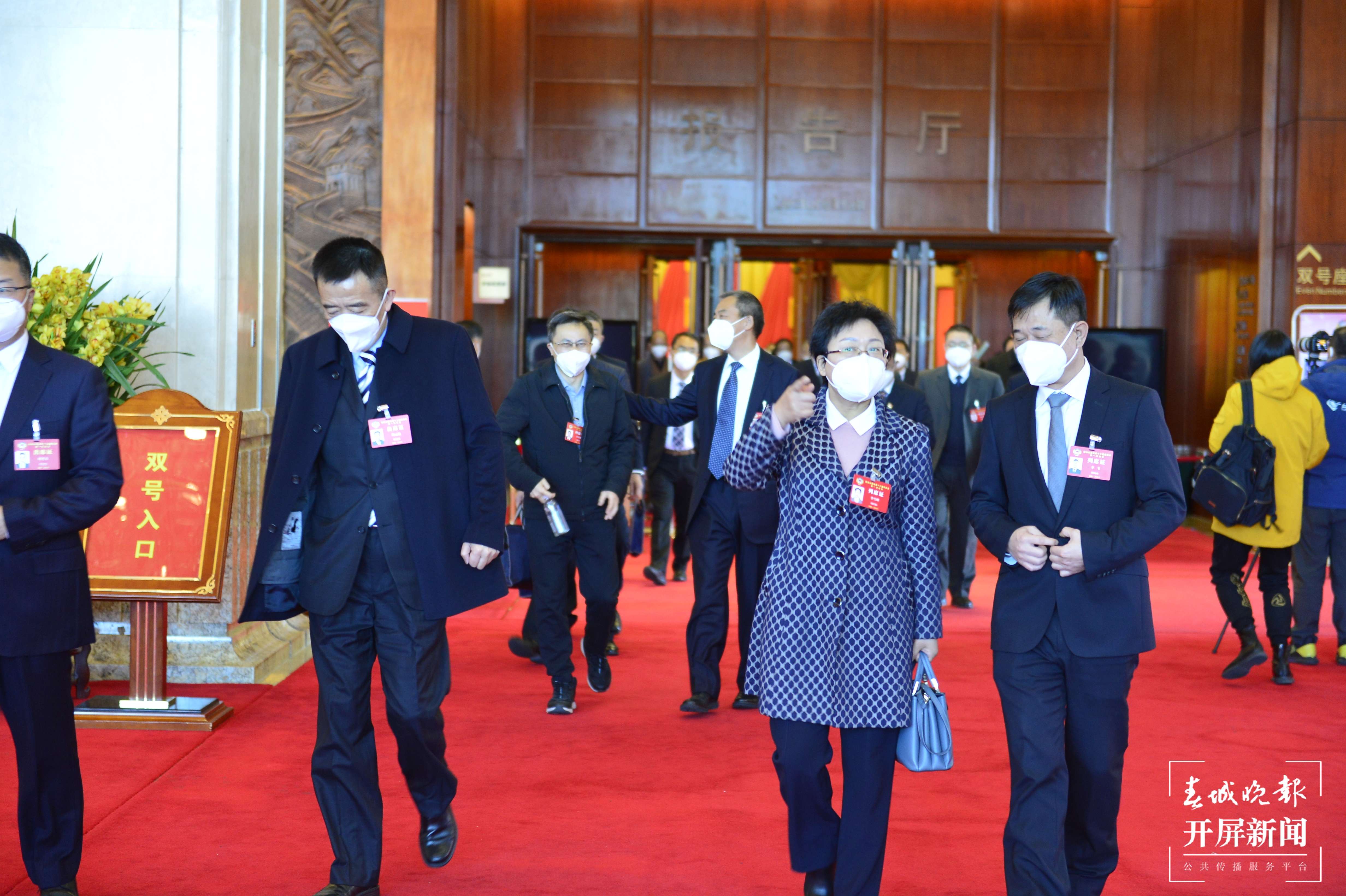 政协云南省第十三届委员会第一次会议在昆闭幕（开屏新闻记者 龙宇丹 摄）