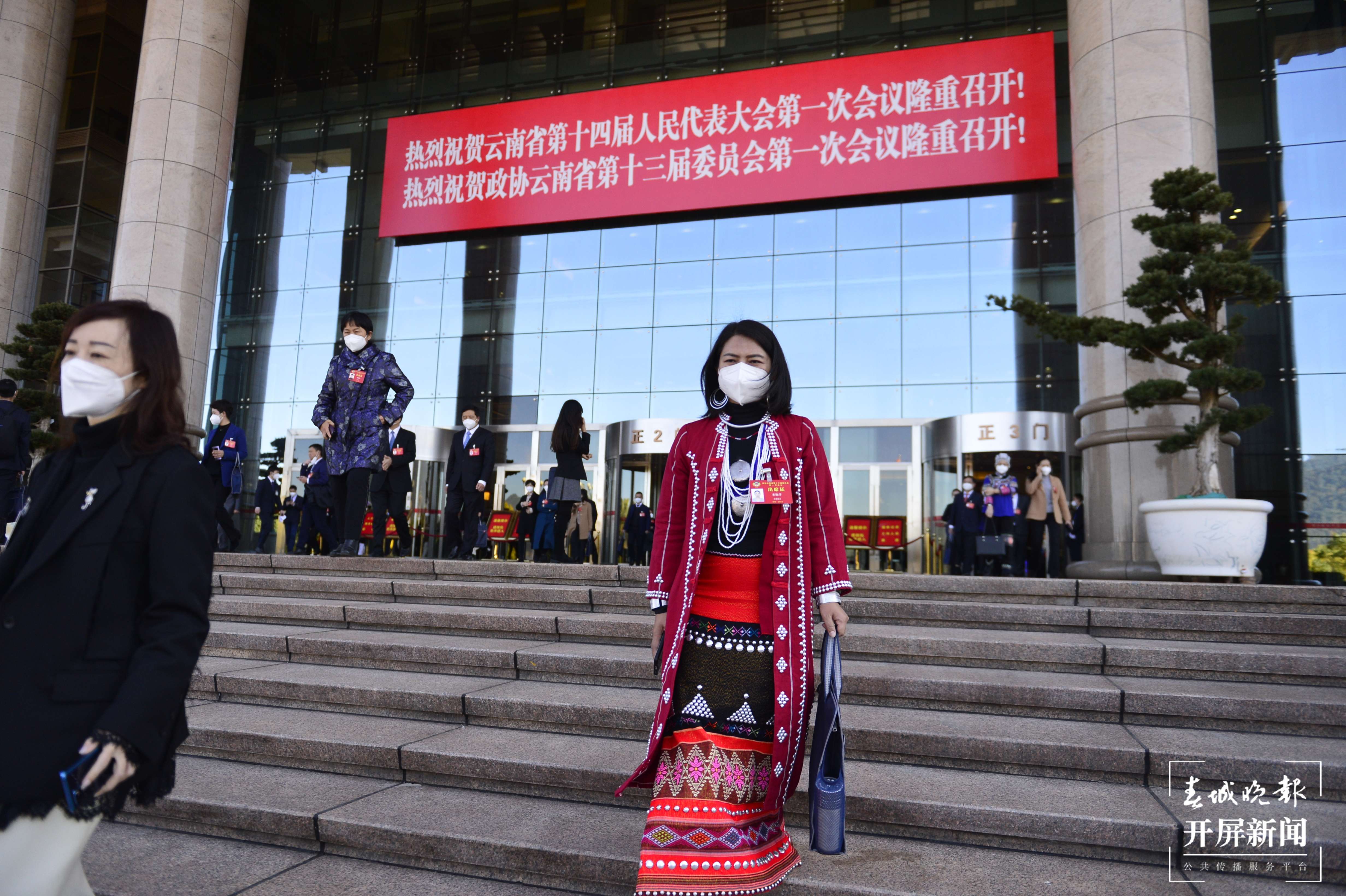 政协云南省第十三届委员会第一次会议在昆闭幕（开屏新闻记者 龙宇丹 摄）