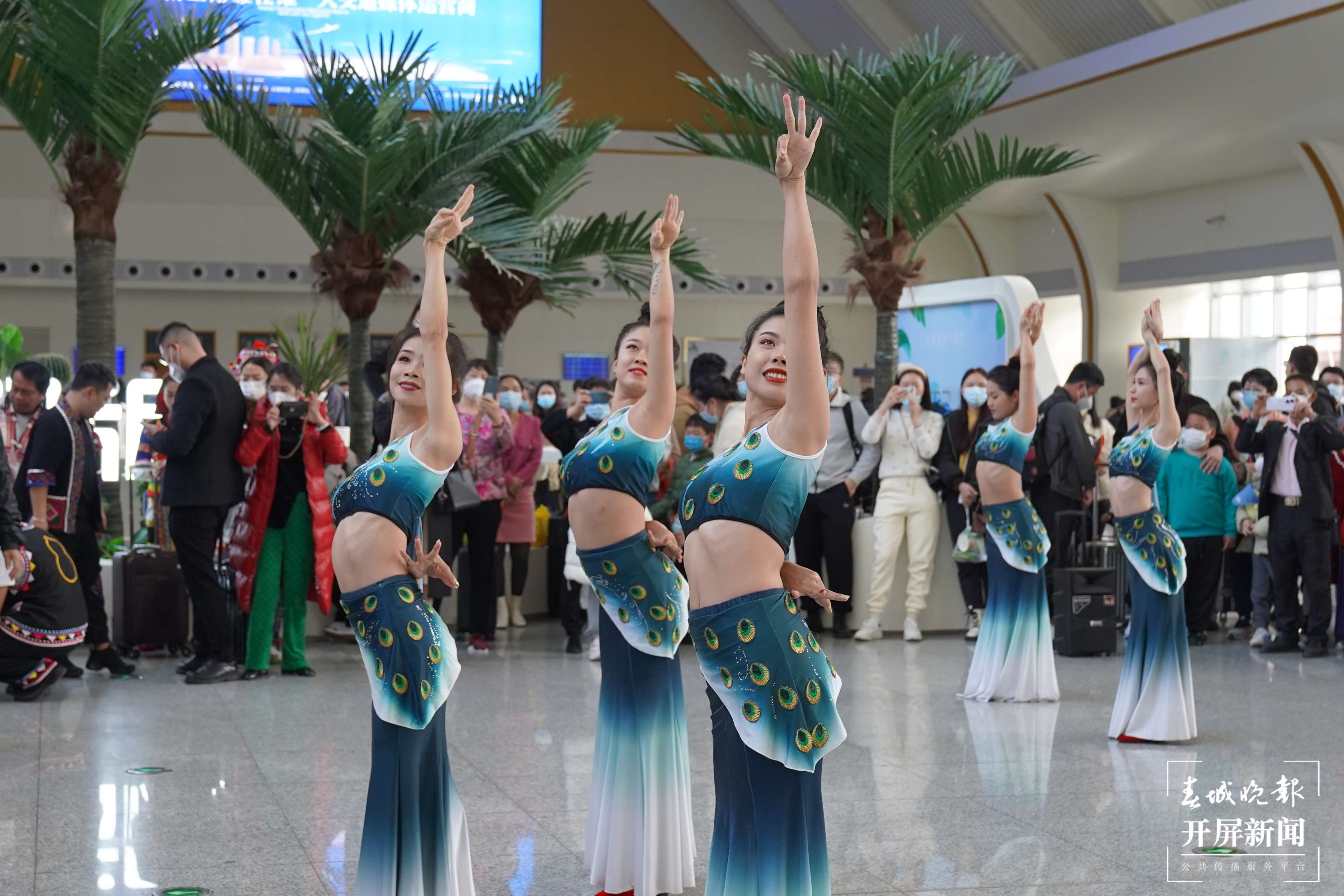 云南铁路迎春运客流高峰 西双版纳避寒游成热门 春城晚报—开屏新闻记者 孙江荭 通讯员 邓瑜 张中卓 梁颖 摄影报道