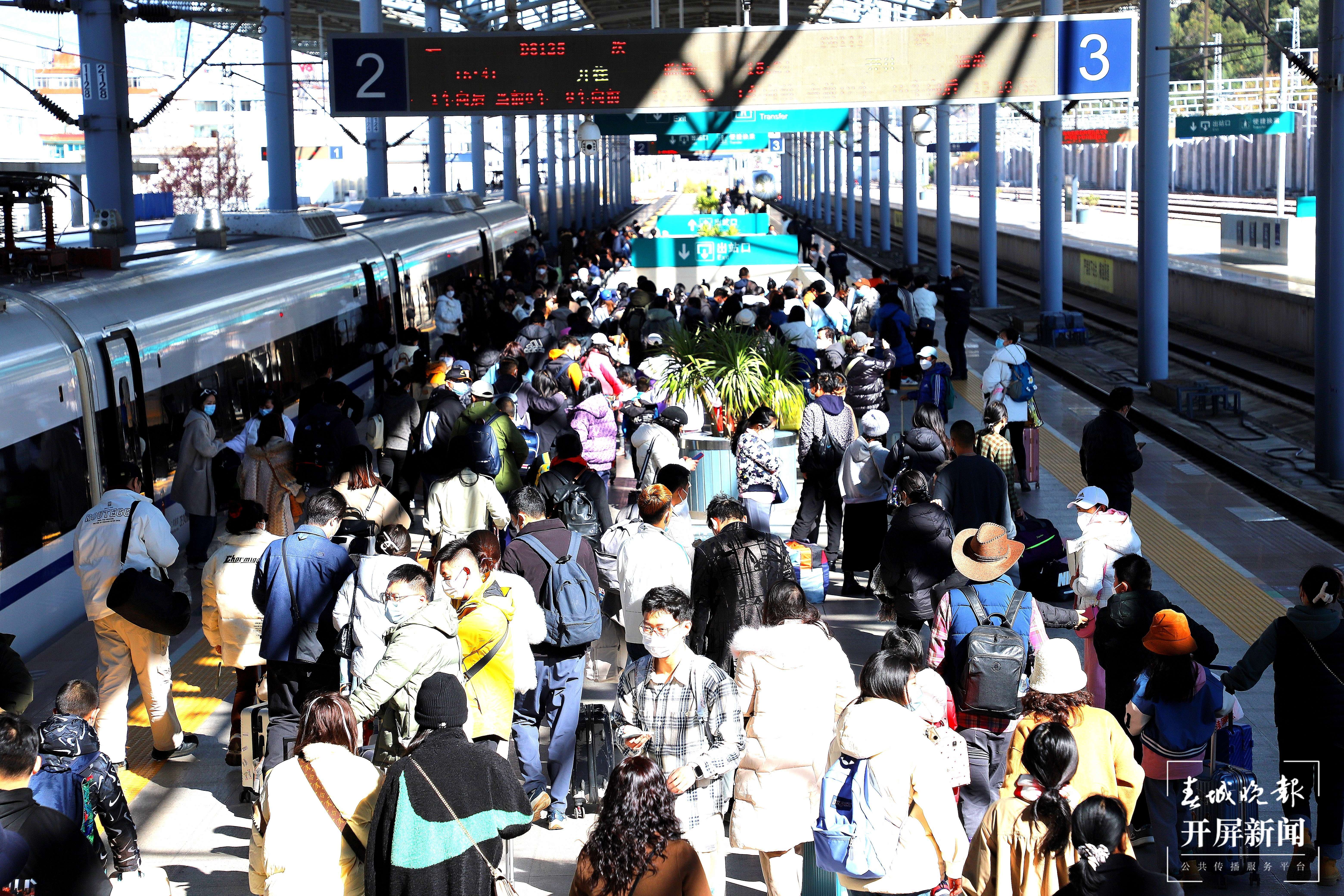 云南铁路迎春运客流高峰 西双版纳避寒游成热门 春城晚报—开屏新闻记者 孙江荭 通讯员 邓瑜 张中卓 梁颖 摄影报道