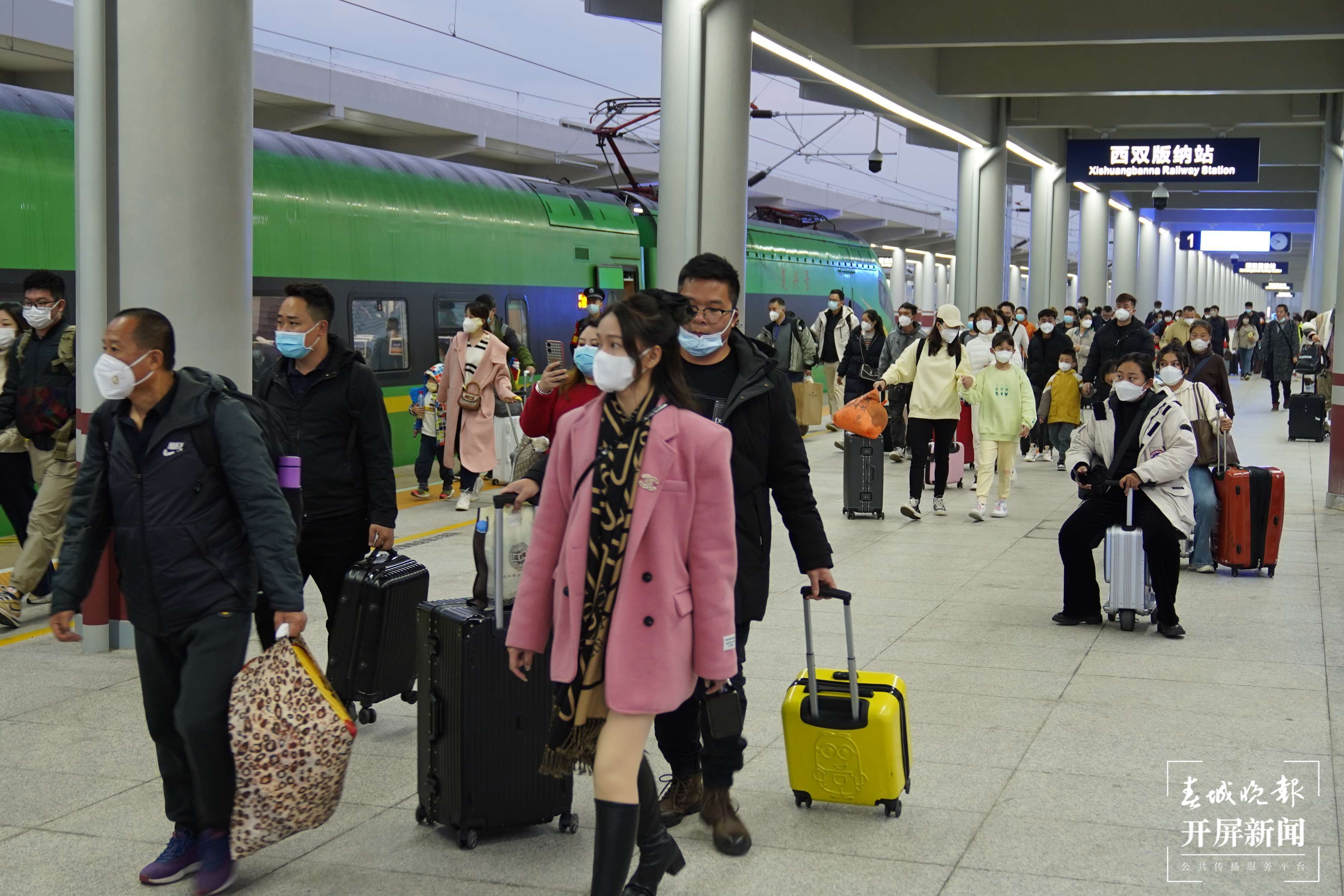 云南铁路迎春运客流高峰 西双版纳避寒游成热门 春城晚报—开屏新闻记者 孙江荭 通讯员 邓瑜 张中卓 梁颖 摄影报道