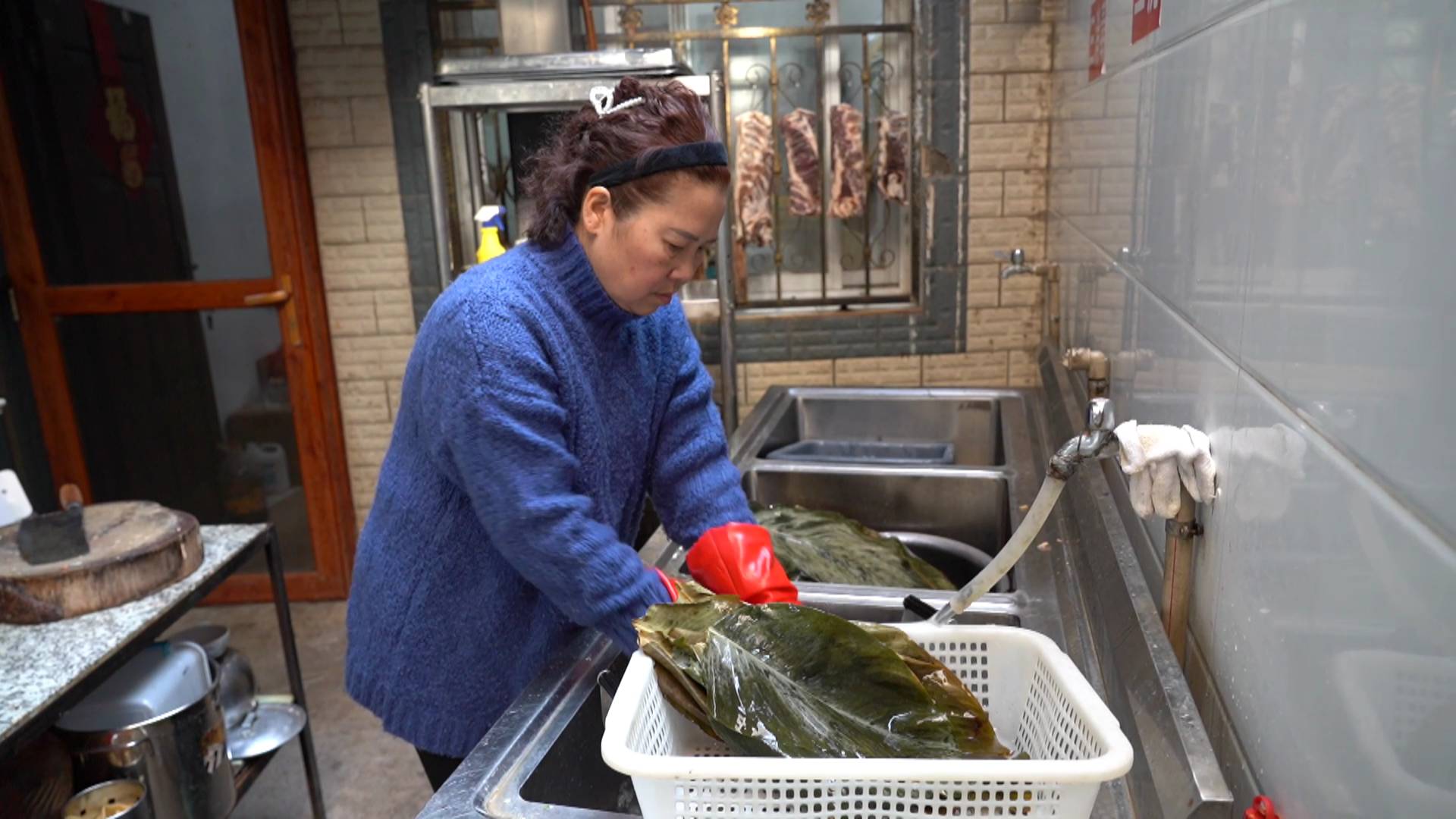 （昆滇传内容）【2023，回家过年】归国侨胞的春节年俗有别样“洋气”（有视频） (7).JPG