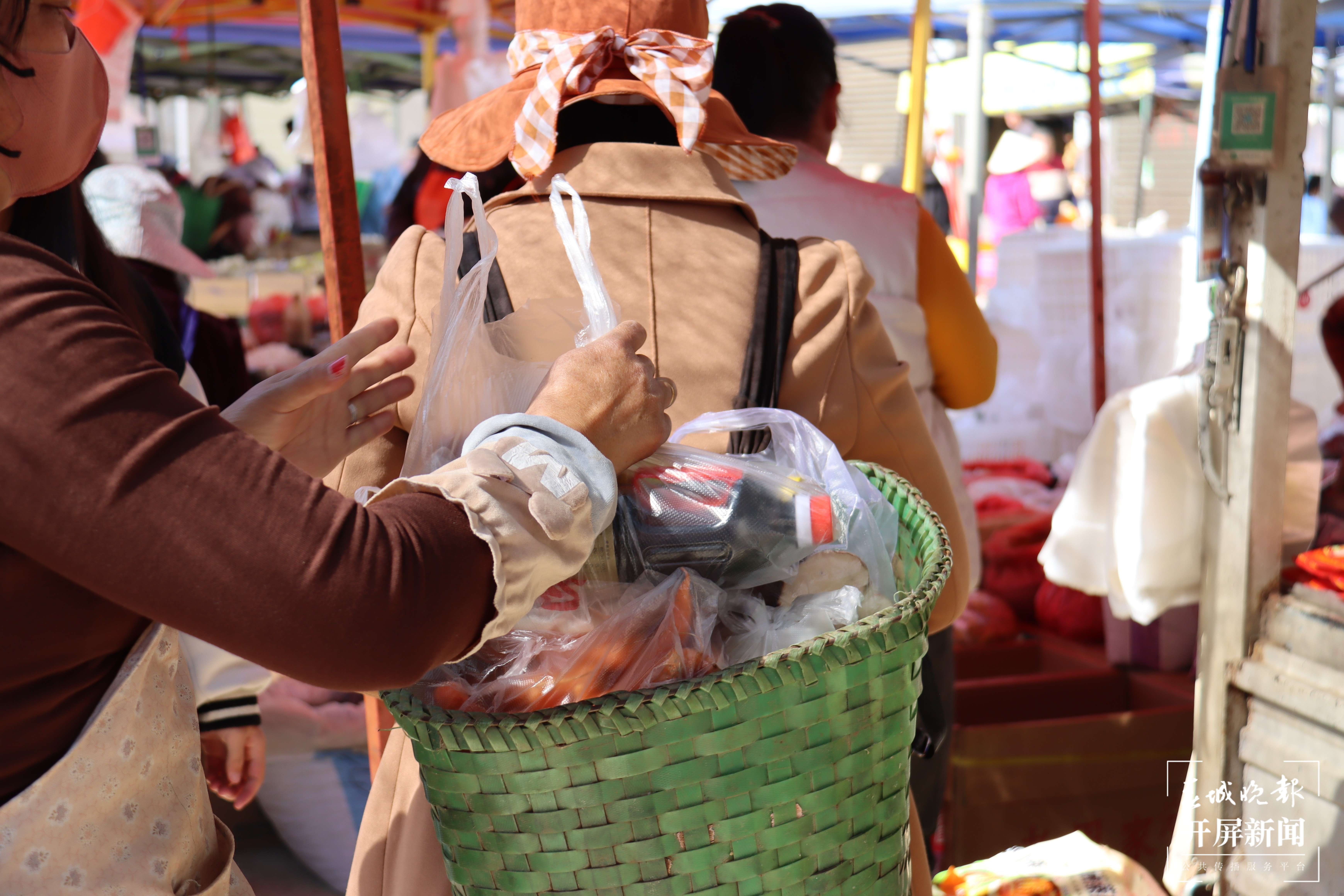人间烟火气·滇味年货街】赶集市、囤年货,春节前赶集赶的是一种寄托和情怀! (12).jpg