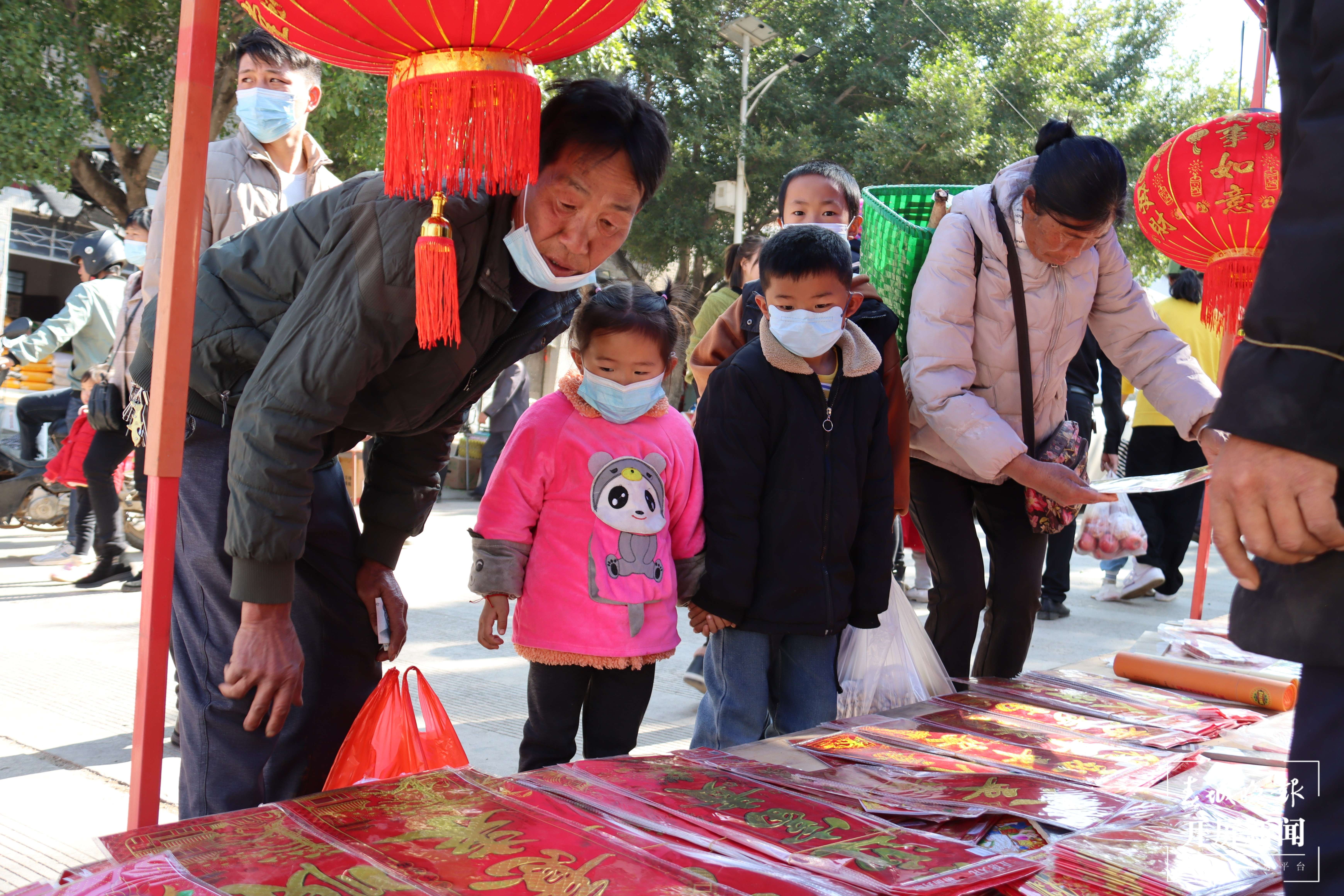 人间烟火气·滇味年货街】赶集市、囤年货,春节前赶集赶的是一种寄托和情怀! (8).jpg