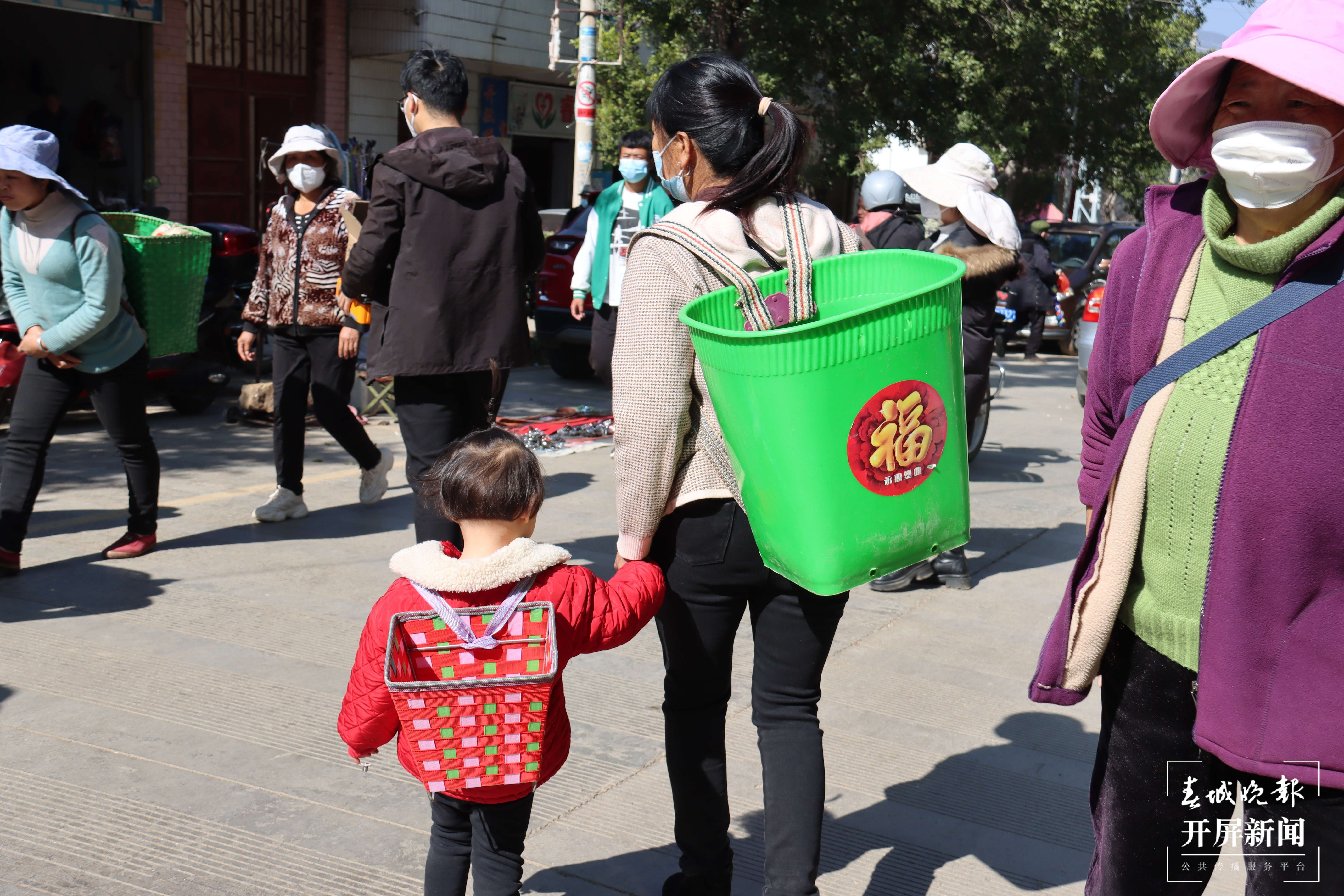 人间烟火气·滇味年货街】赶集市、囤年货,春节前赶集赶的是一种寄托和情怀! (1).jpg