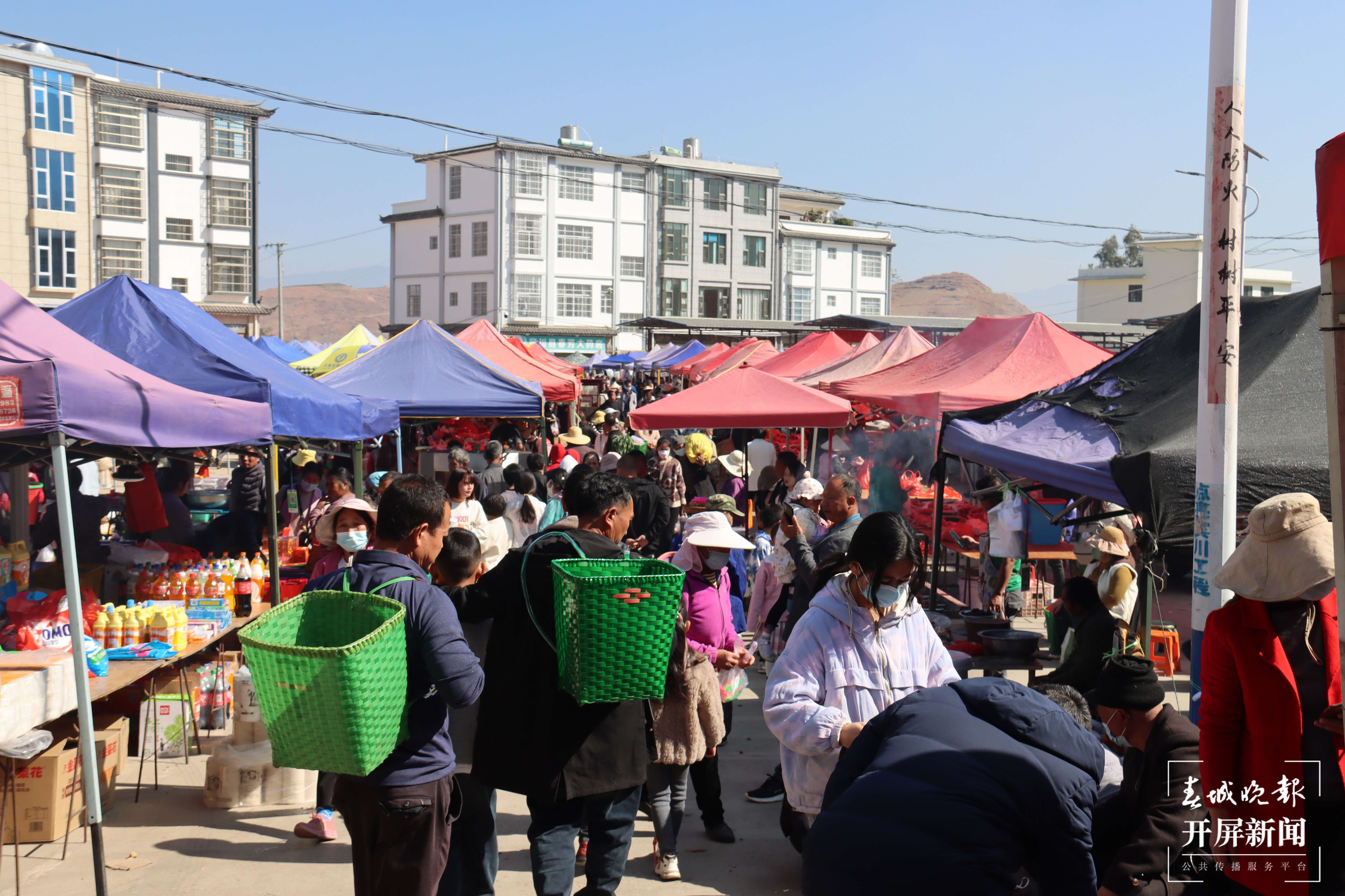 人间烟火气·滇味年货街】赶集市、囤年货,春节前赶集赶的是一种寄托和情怀! (10).jpg