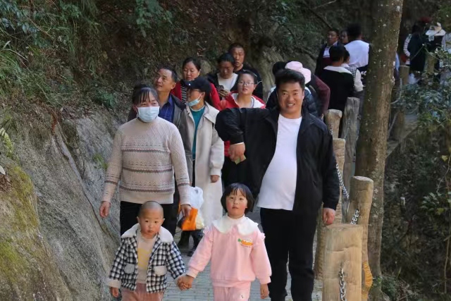 大年初一,曲靖马龙区香炉山景区人气旺(蒋琼波 摄)