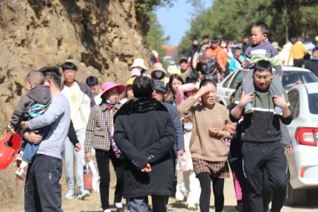 大年初一,曲靖马龙区香炉山景区人气旺(蒋琼波 摄)
