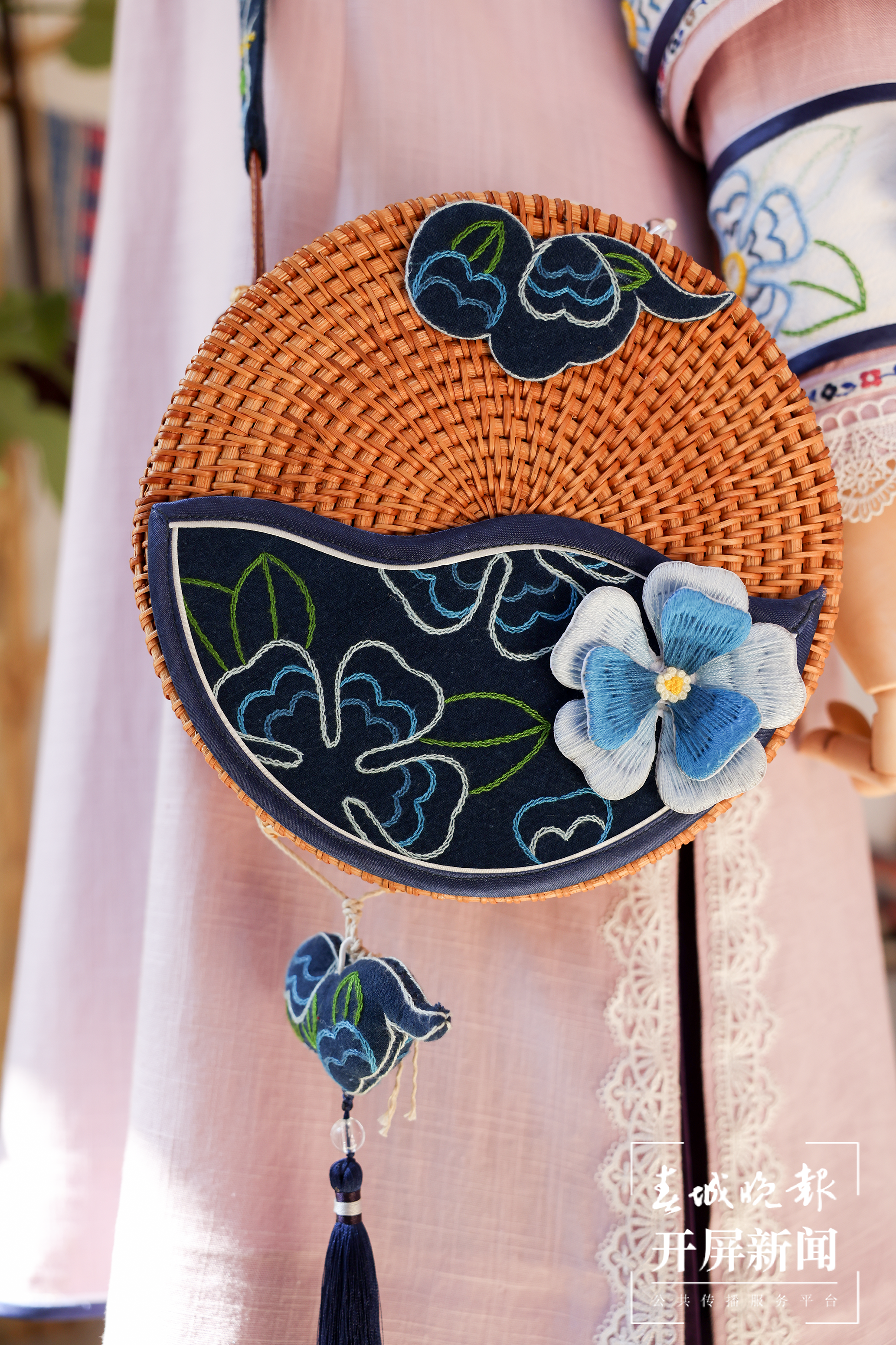 梦回千年 牵手时尚 “绣美”楚雄｜牟定：老彝绣里绽“新花”