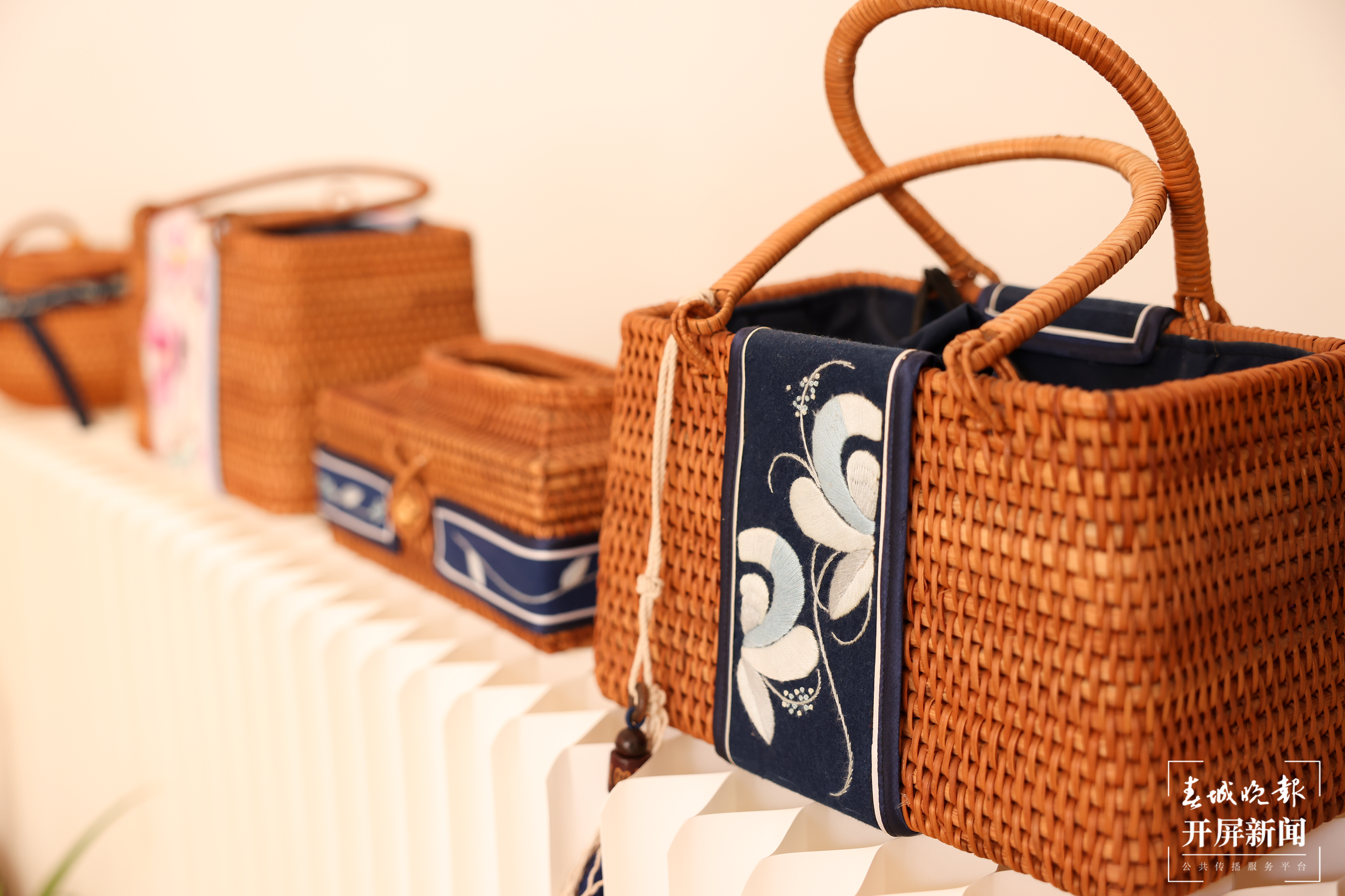 梦回千年 牵手时尚 “绣美”楚雄｜牟定：老彝绣里绽“新花”