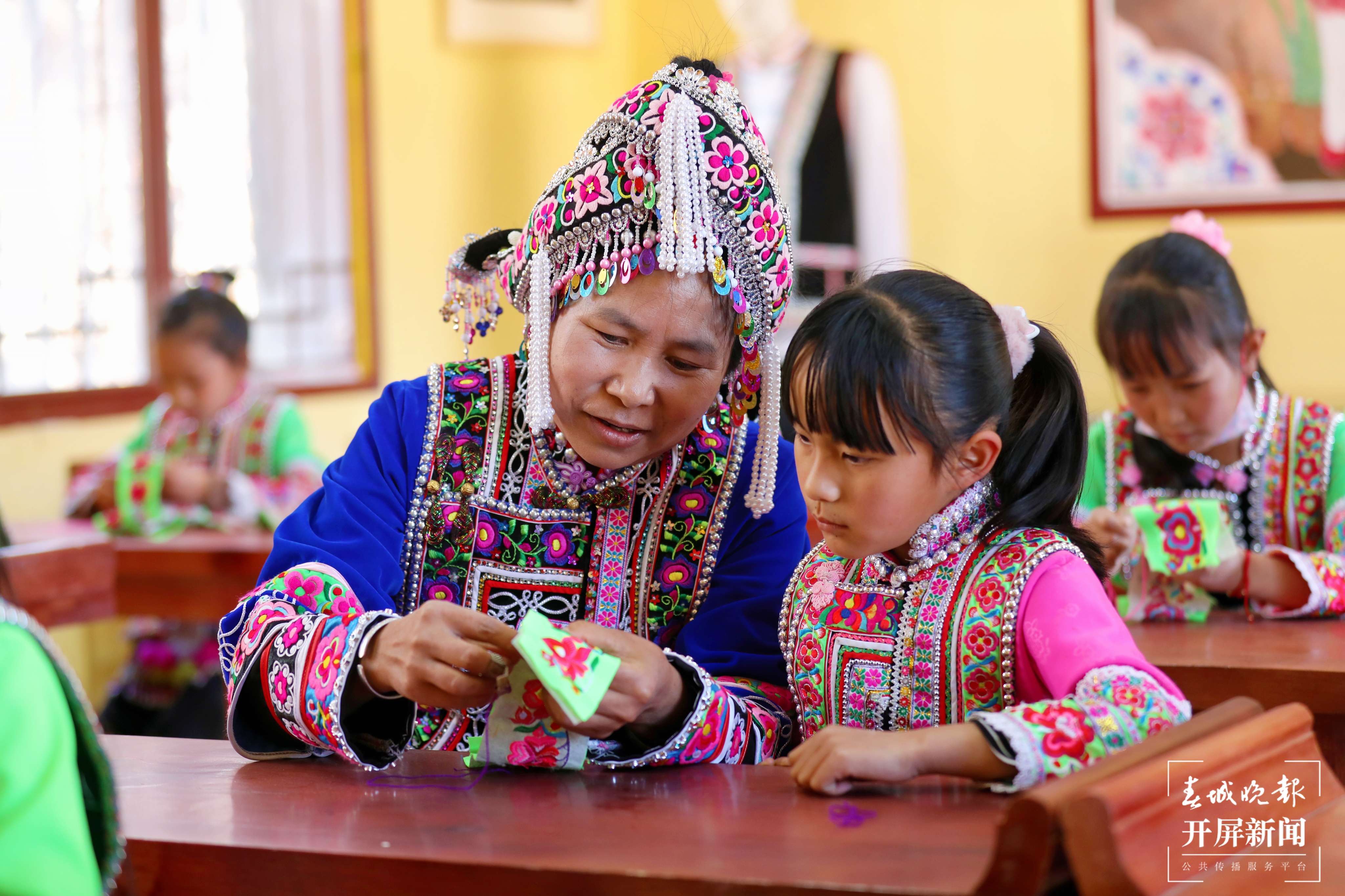 梦回千年 牵手时尚 “绣美”楚雄 | 姚安马游村：芦笙响 绣线飞 代代传承注入活力