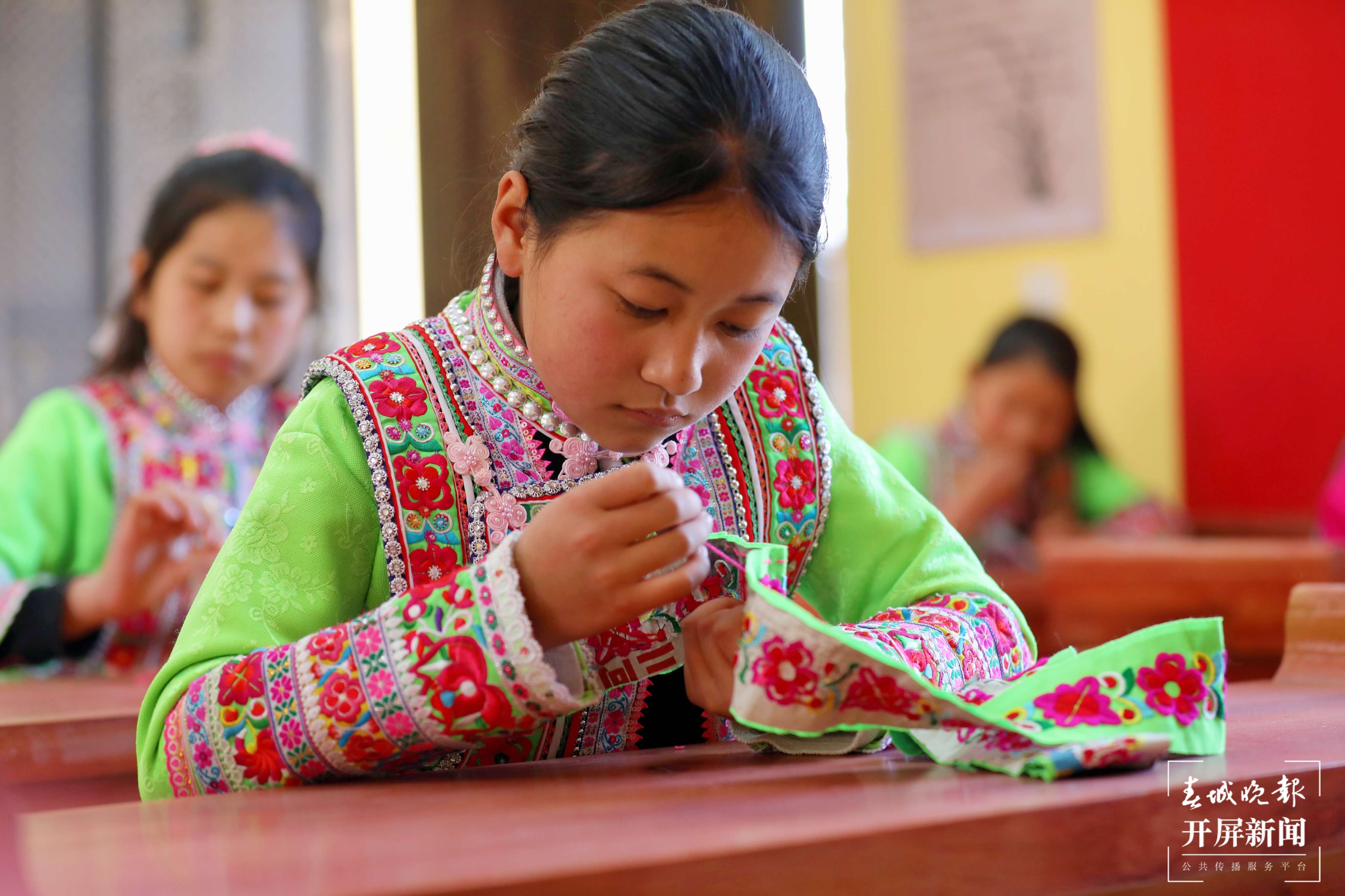 梦回千年 牵手时尚 “绣美”楚雄 | 姚安马游村：芦笙响 绣线飞 代代传承注入活力