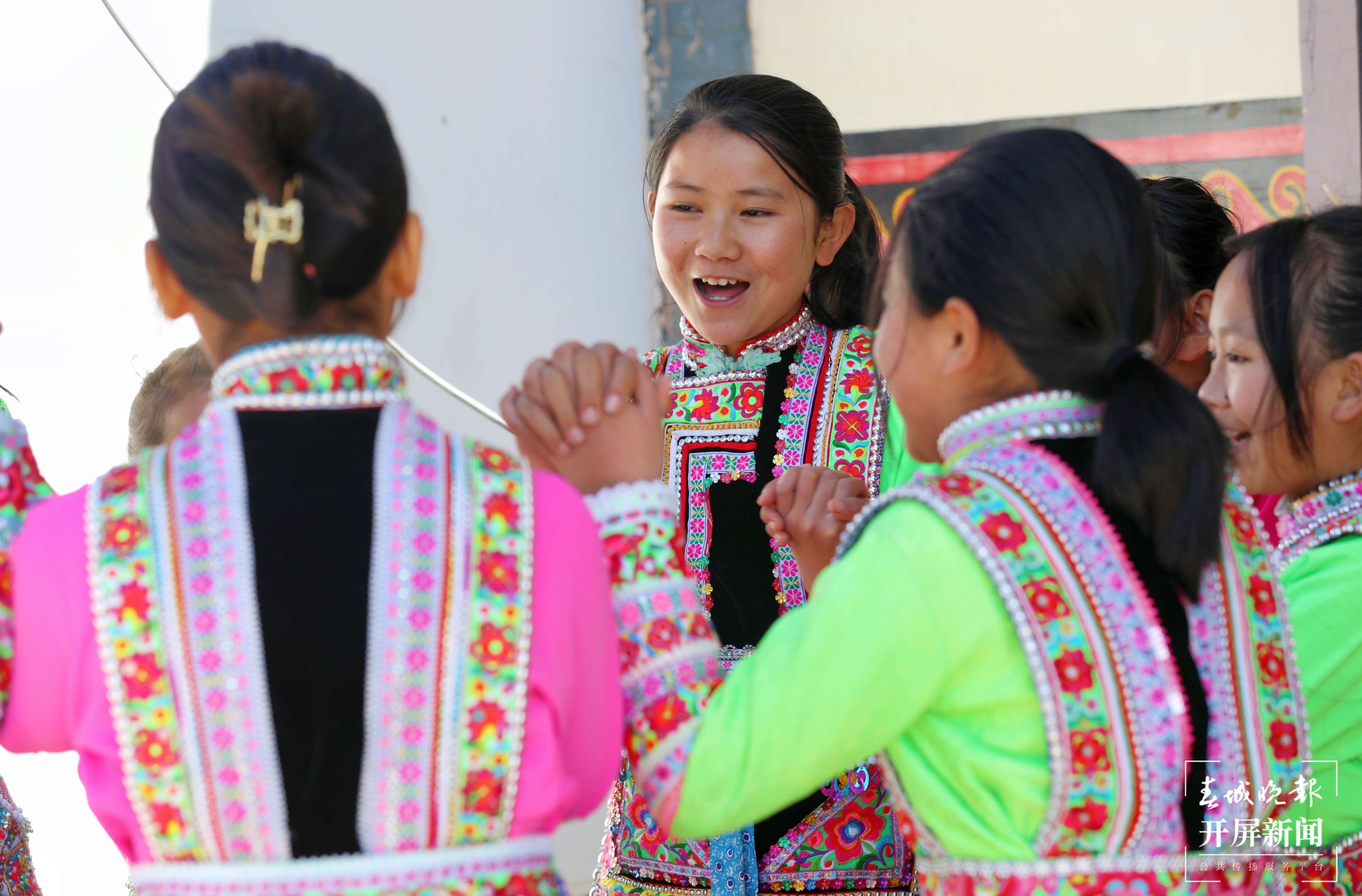 梦回千年 牵手时尚 “绣美”楚雄 | 姚安马游村：芦笙响 绣线飞 代代传承注入活力