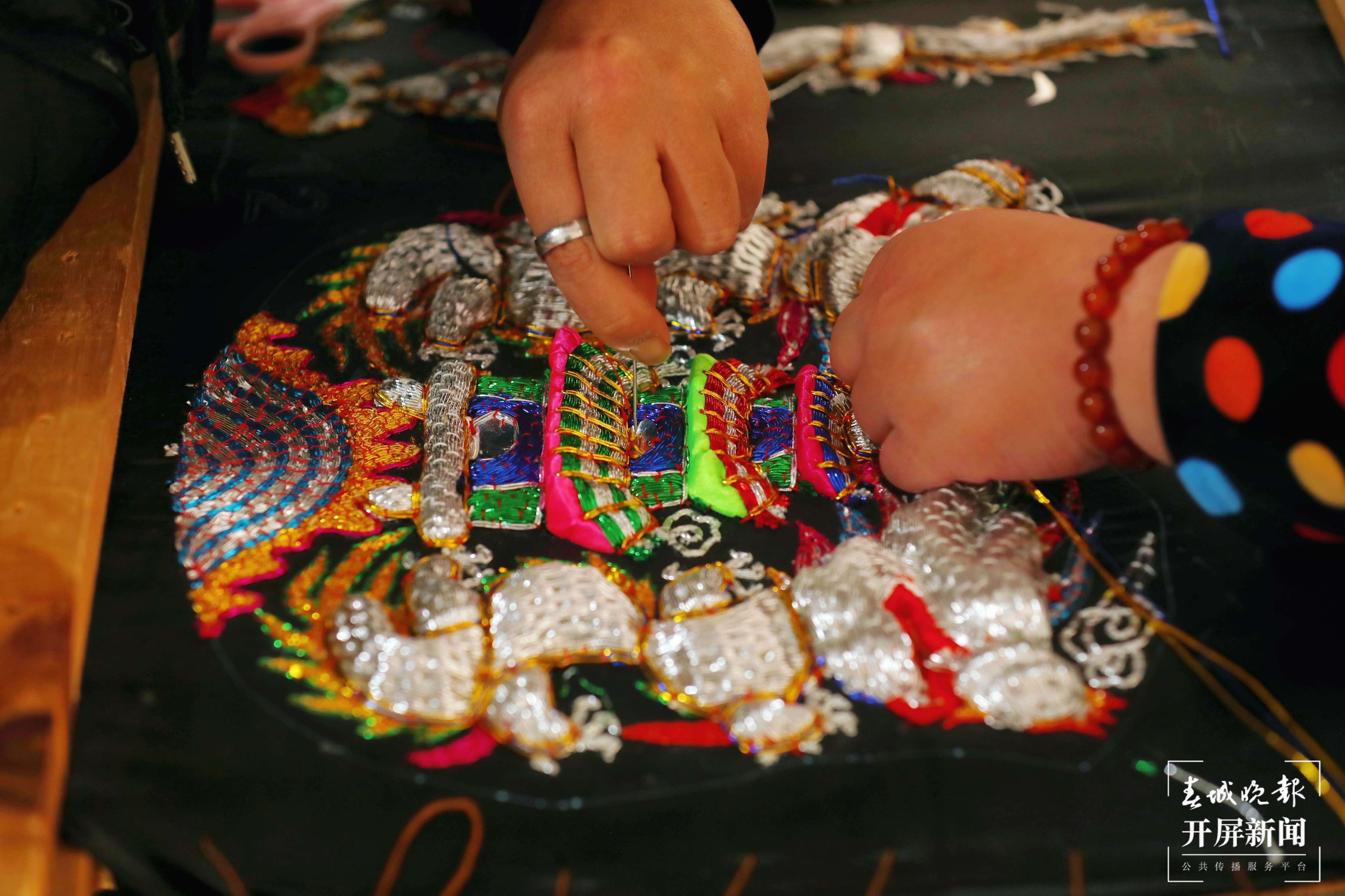 梦回千年 牵手时尚 “绣美”楚雄 | 南华：双手筑梦同致富 沪滇共绣五彩图