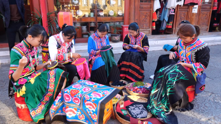 牟定：舞出新生活 绣出新发展1.png