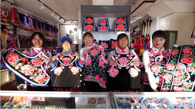 楚雄市：“针”功夫绣出千万新生活1.png