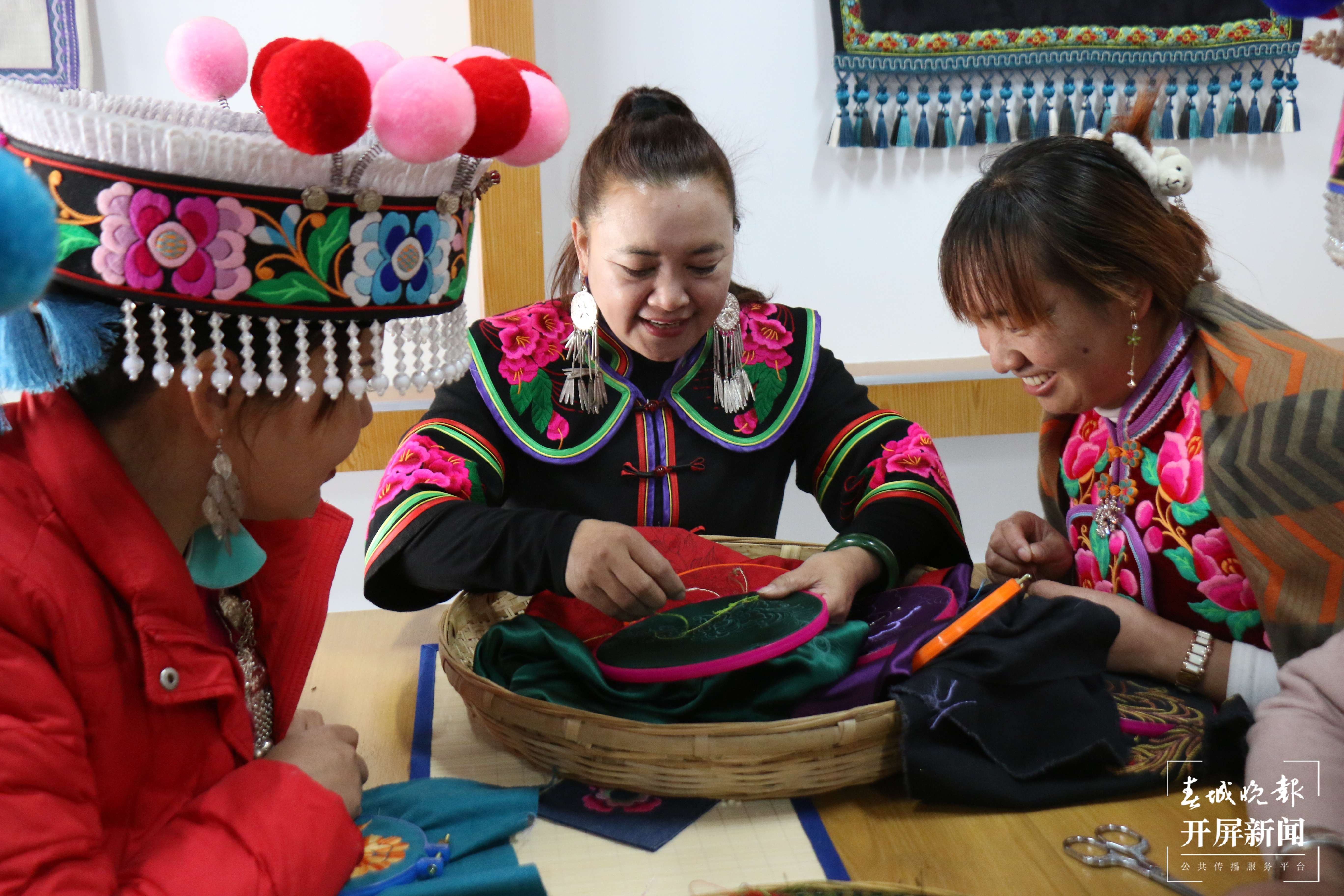 梦回千年 牵手时尚 “绣美”楚雄 | 彝绣传承人助力彝绣车间