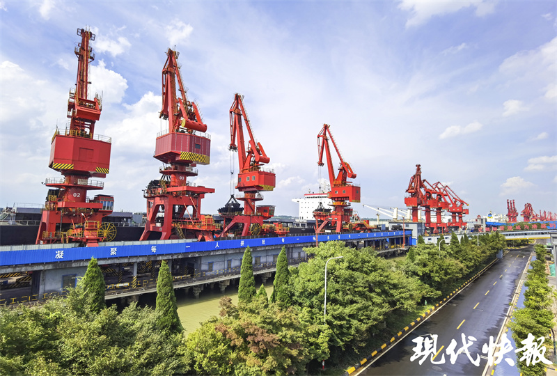 长江春潮丨通江达海，打造更具特色的“水运江苏”港口群5.jpg