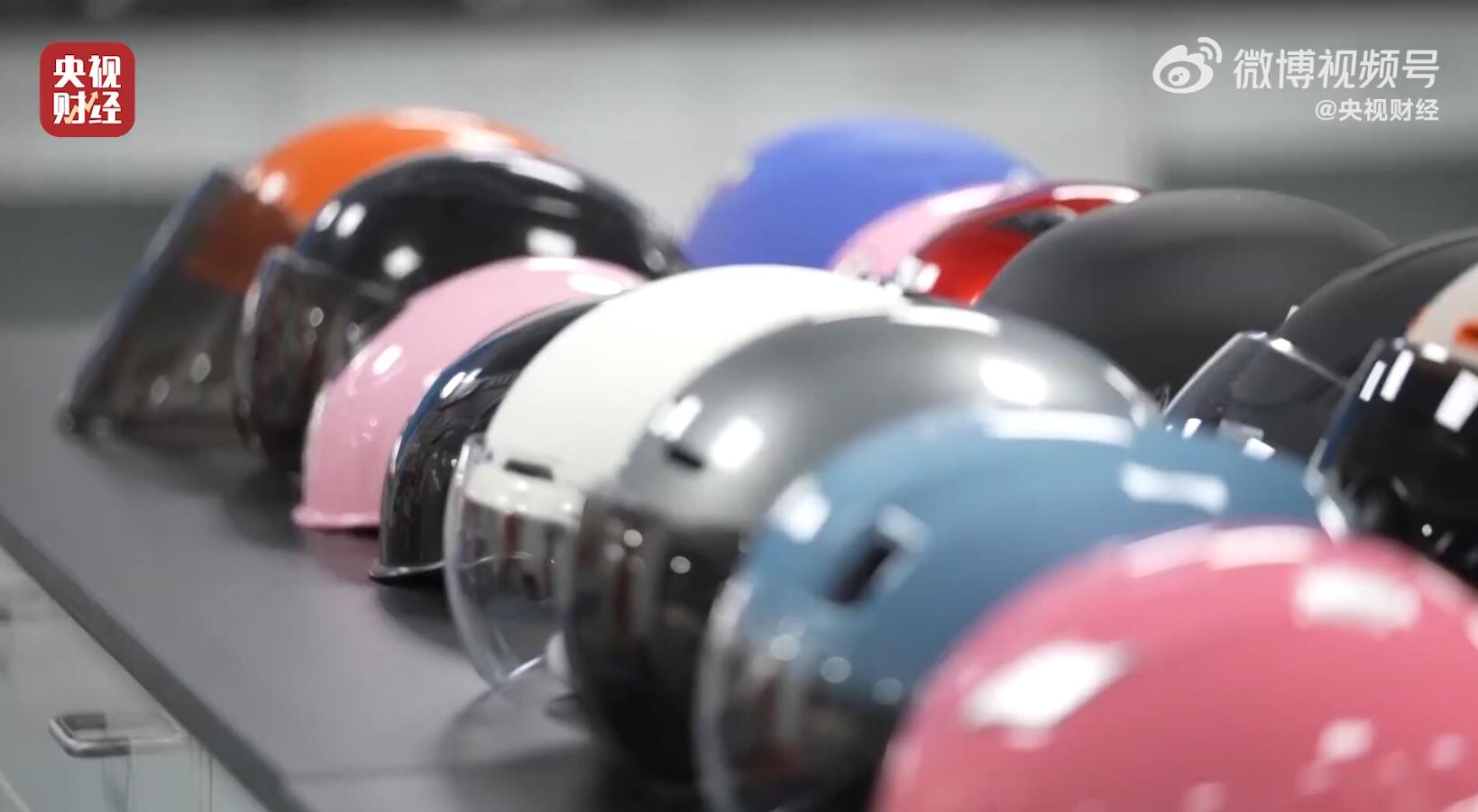 部分头盔成戴在头上的刀片