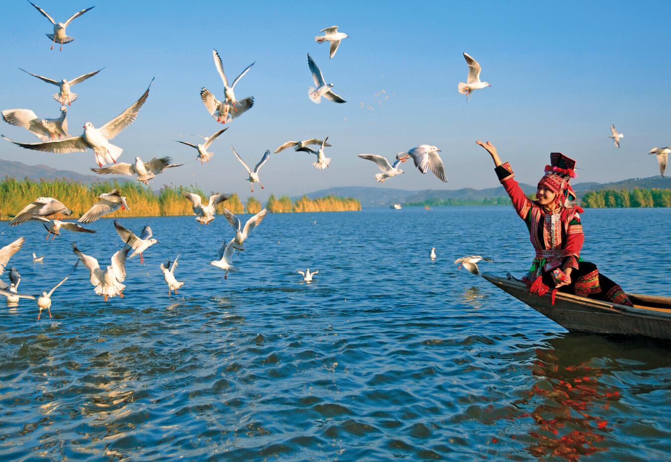 异龙湖上人与自然和谐共生的美丽画卷（黄翘楚 摄）