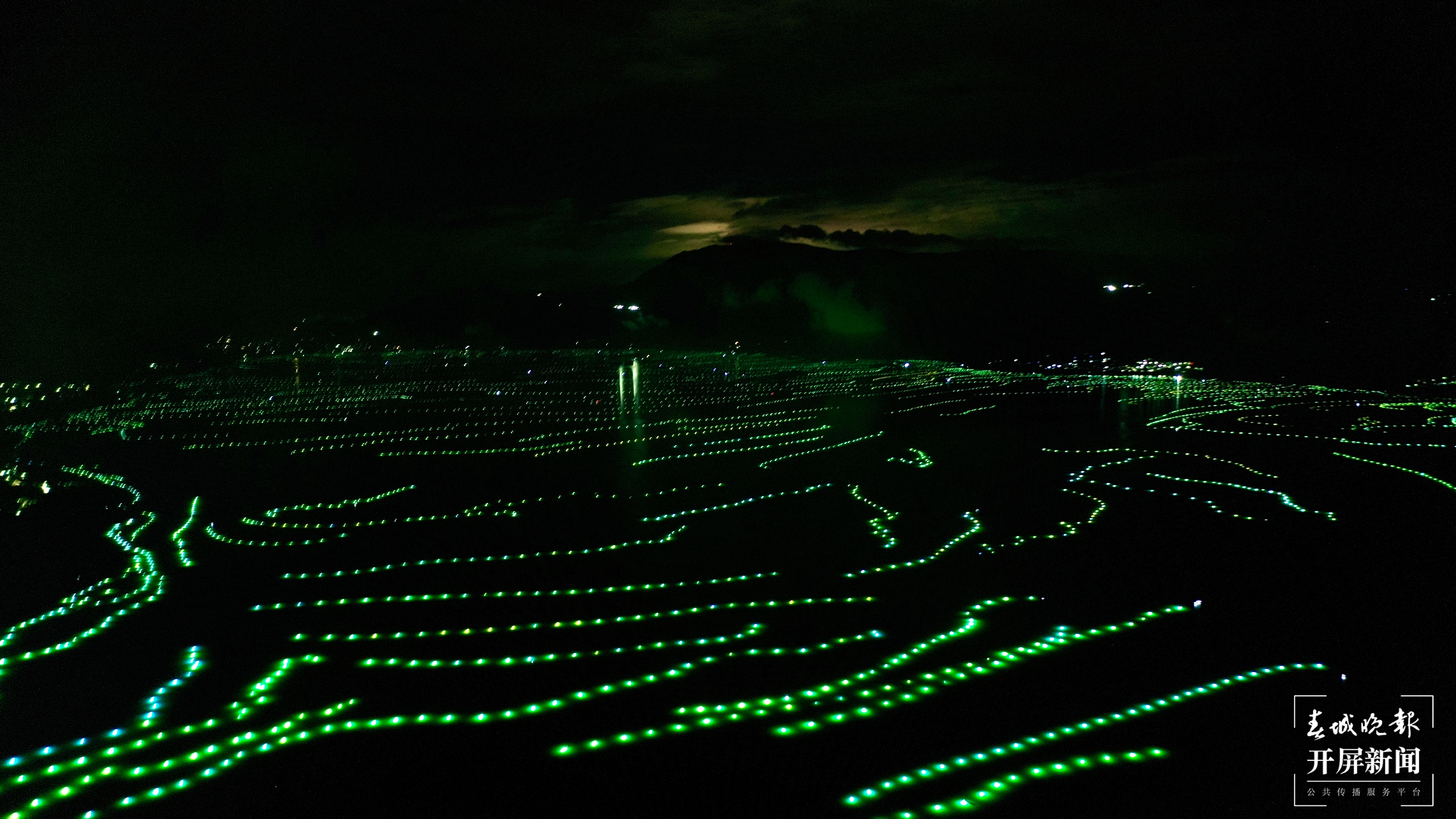 数万盏渔灯点亮丽江程海（春城晚报-开屏新闻记者 木晓雯 通讯员 子云泽 杨波 摄）