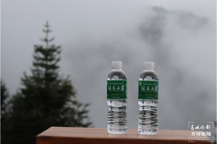 绿春：高山出好水 辛人勤担水.png