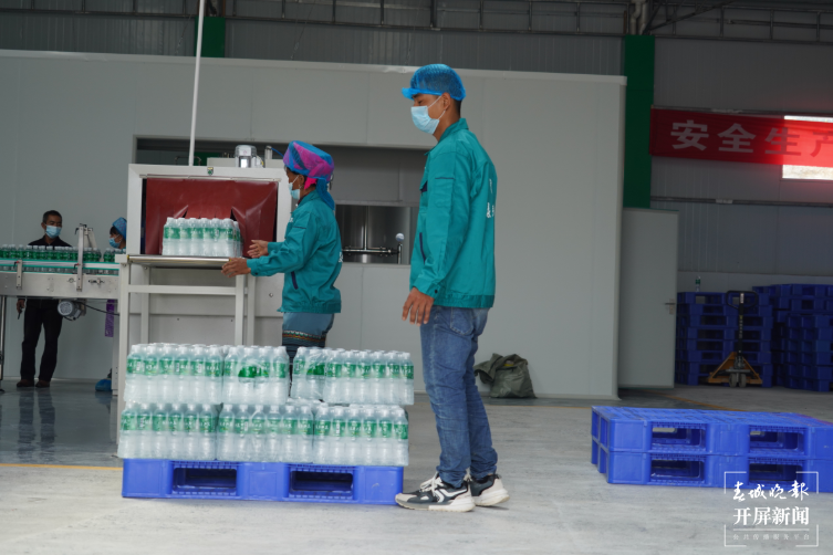 绿春：高山出好水 辛人勤担水3.png