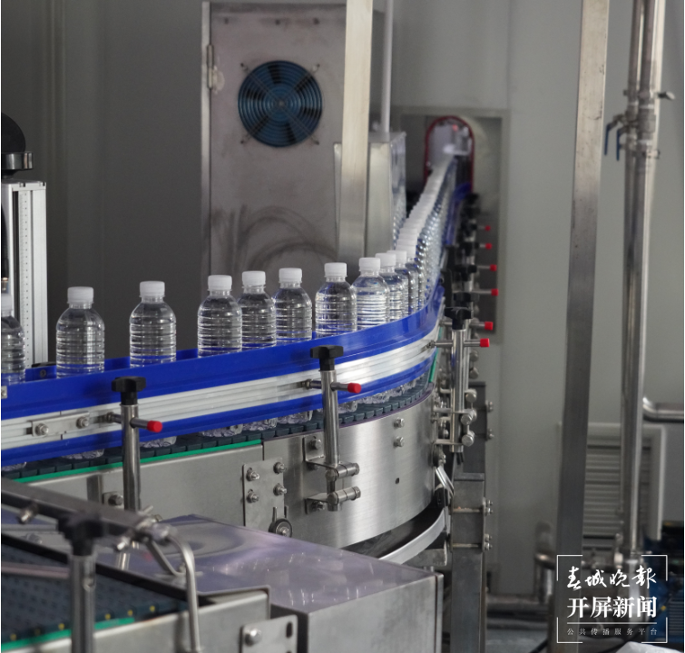 绿春：高山出好水 辛人勤担水2.png