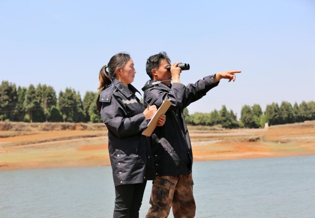 赵青宇夫妻通过望远镜监测黑颈鹤情况 (2).jpg