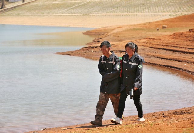 赵青宇夫妻在护鹤路上 (2).jpg