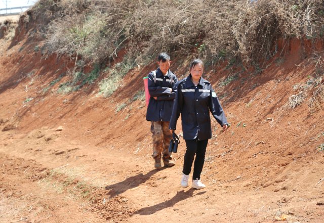 赵青宇夫妻在护鹤路上 (1).jpg