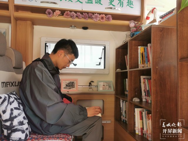 市民在”悦读快车”上看书.jpg