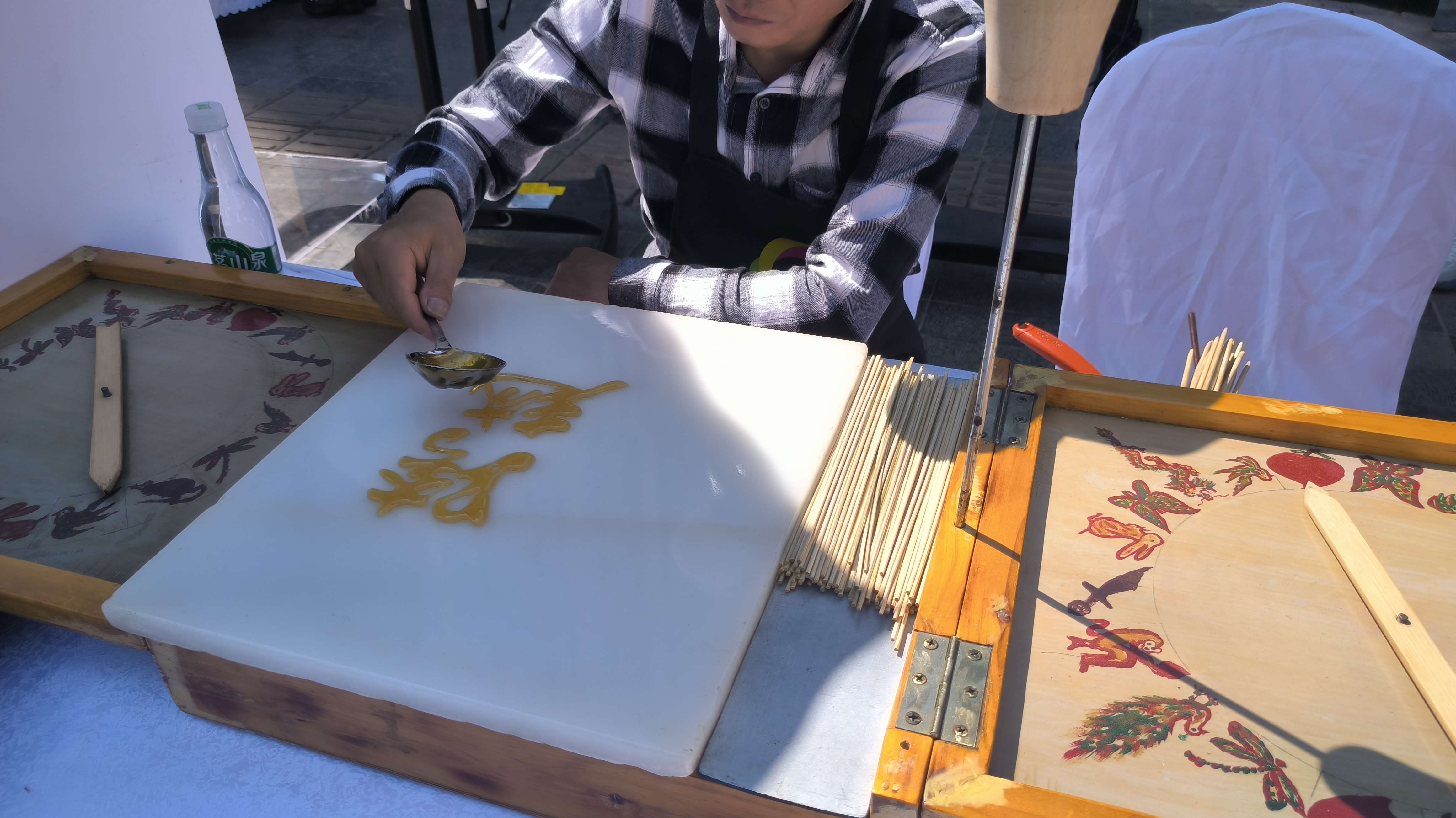 图说：手艺人制作主题文创糖人 蓝灏 摄.jpg